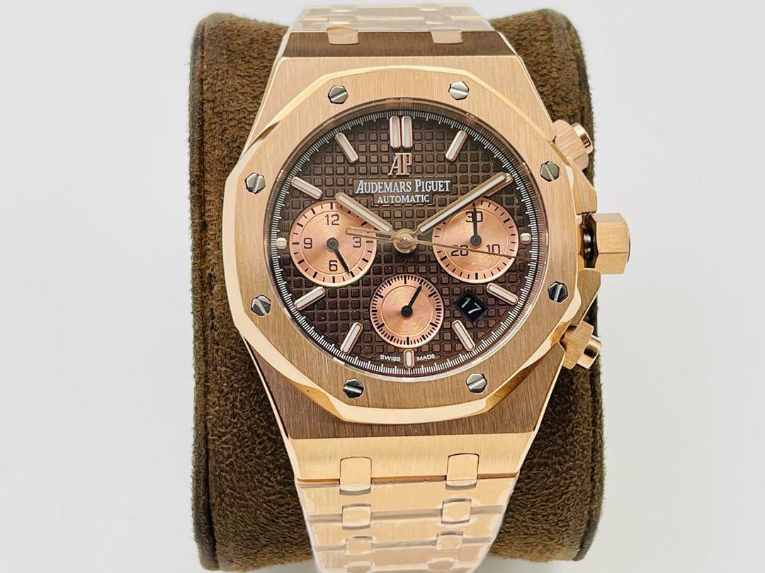 AP爱.彼皇家橡树系列26331OR多功能计时机械腕表41MM！ 1⃣️【机芯】7750改原装机芯 6字位小秒 功能与原装一致！ 2⃣️【表镜】表镜选用进口蓝宝石玻璃镜面！ 3⃣️【表壳】采用进口316精钢表壳，表壳通过拉丝和部分抛光打磨处理之后，忽明忽暗展现出精致而硬气的独特气质！ 4⃣️【头粒】头粒设计与专柜一致可以微调 佩戴更佳贴手舒适 经过多道工序的打磨和磨砂处理，终把AP特有的八角型表圈表达出棱角分明的线条！ 5⃣️【表盘】超强夜光显示，可以在任何环境下读取时间！