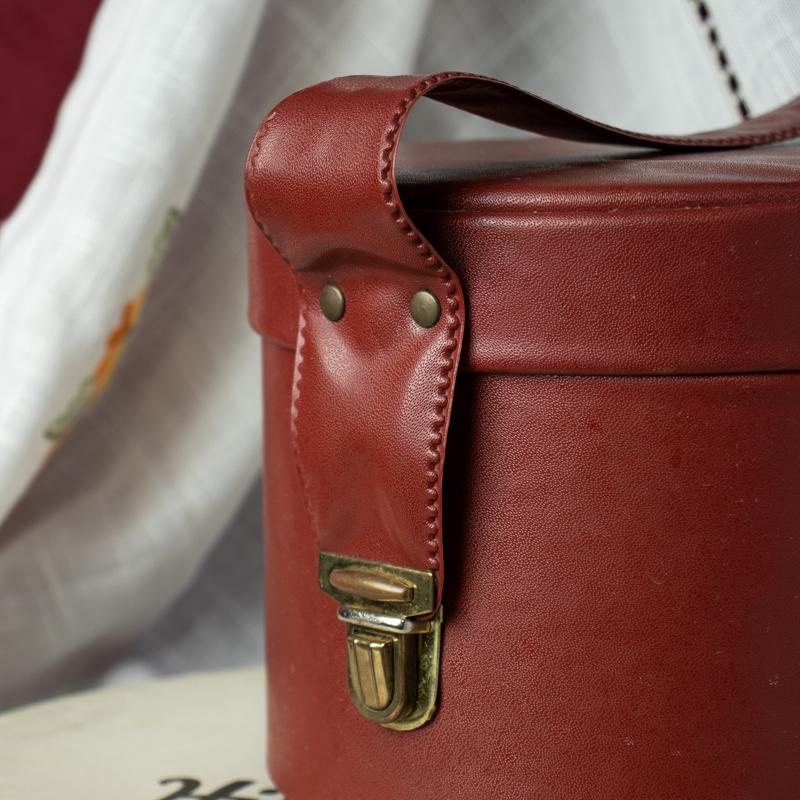 Vintage 1960s MOD Lipstick Red Hat Box/Cosmetic Box Faux Leather Handbag(EV388)