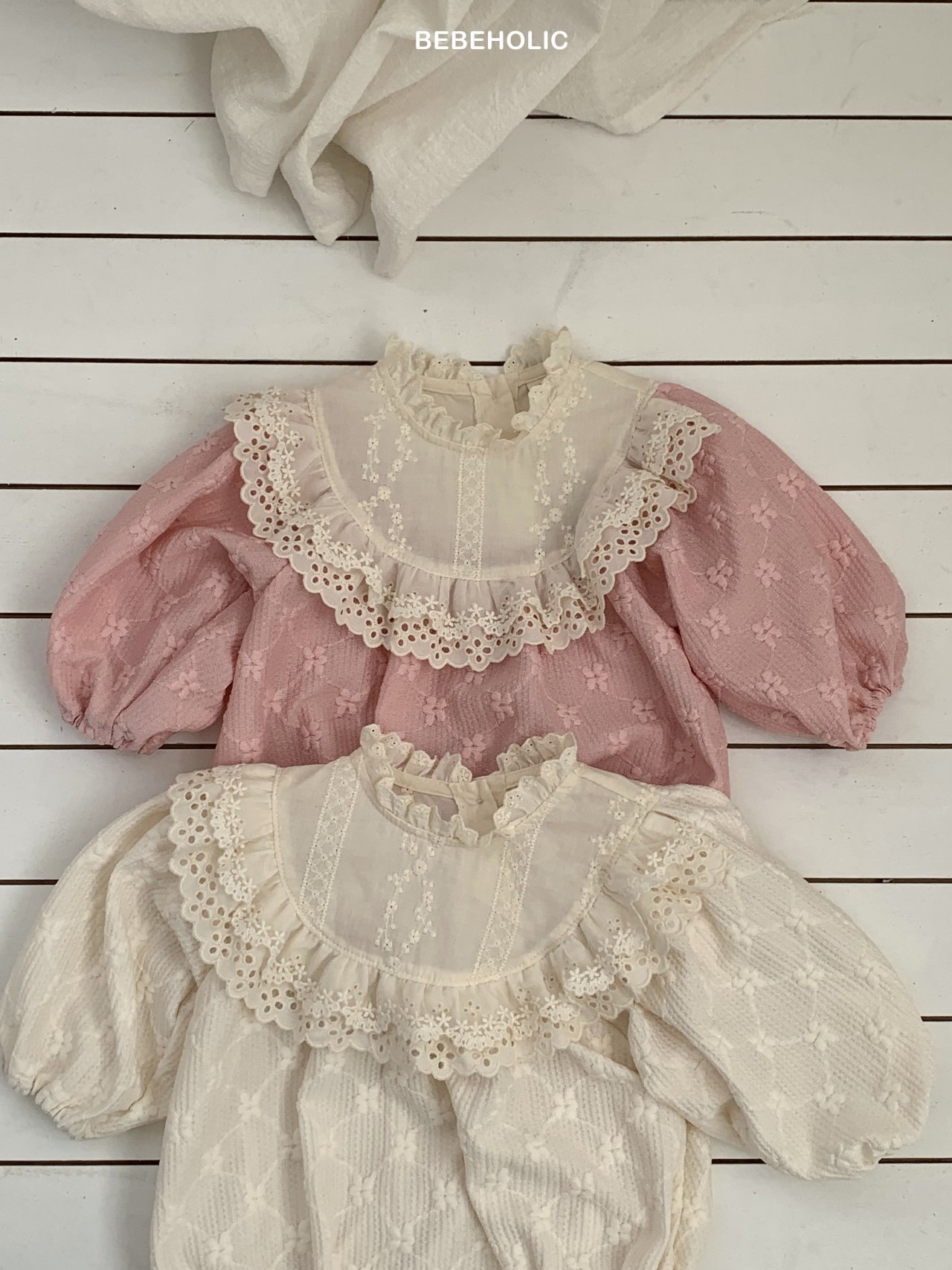 🌸預訂 韓國直送🌸🇰🇷BEBEHOLIC兩色花卉提花蕾絲領長袖包屁衣