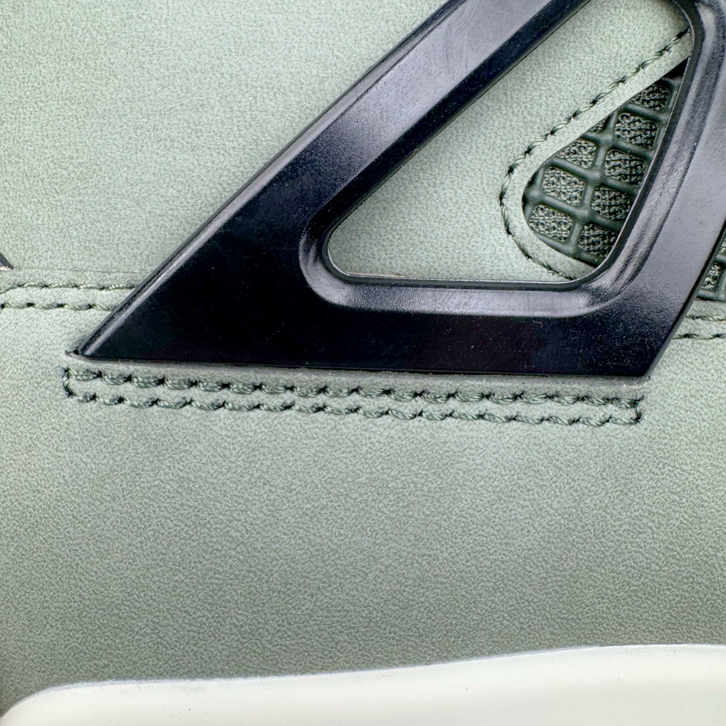 Undefeated x Nike Air Jordan 4 Retro IB1519-200