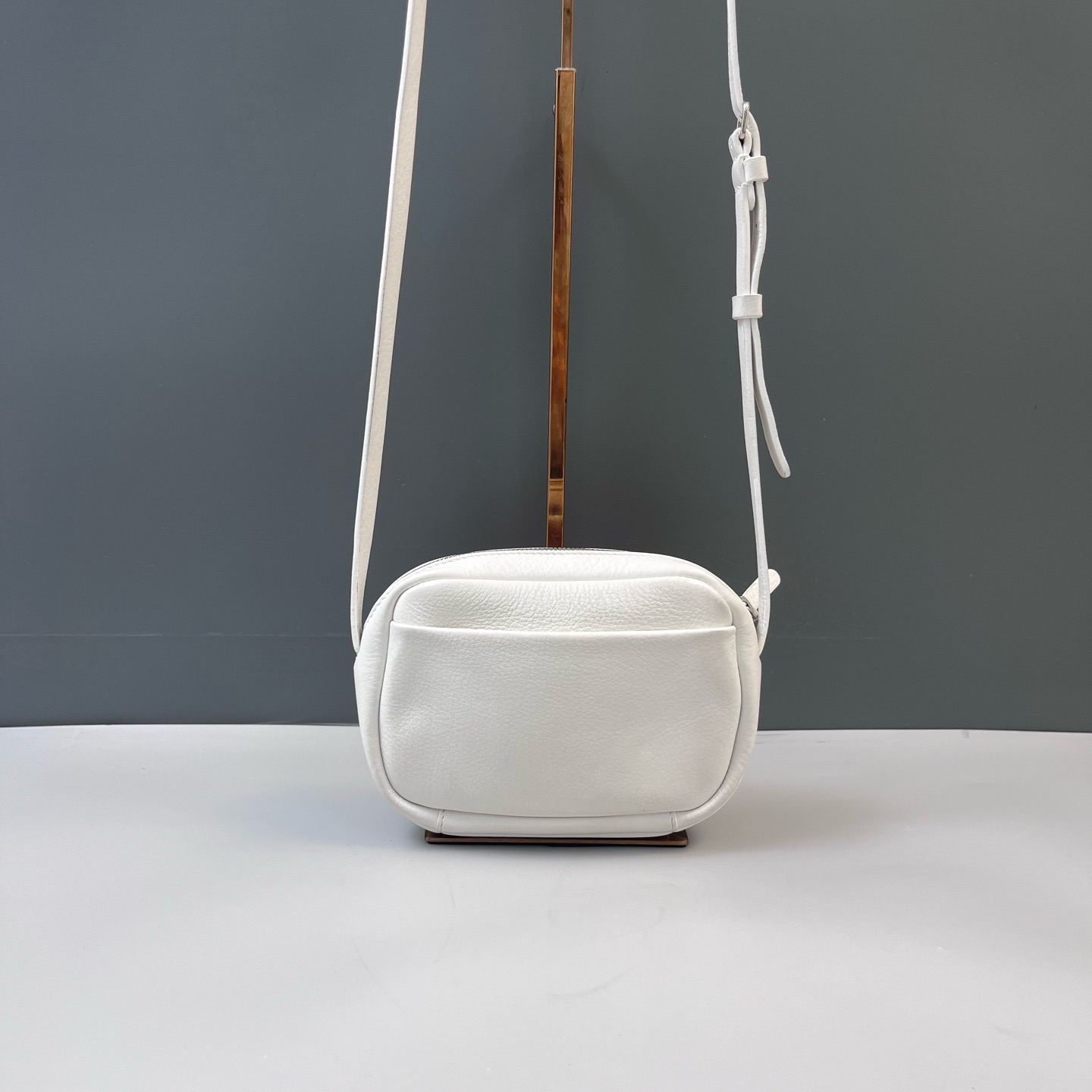 【預訂貨品】巴黎世家白色全皮相機包