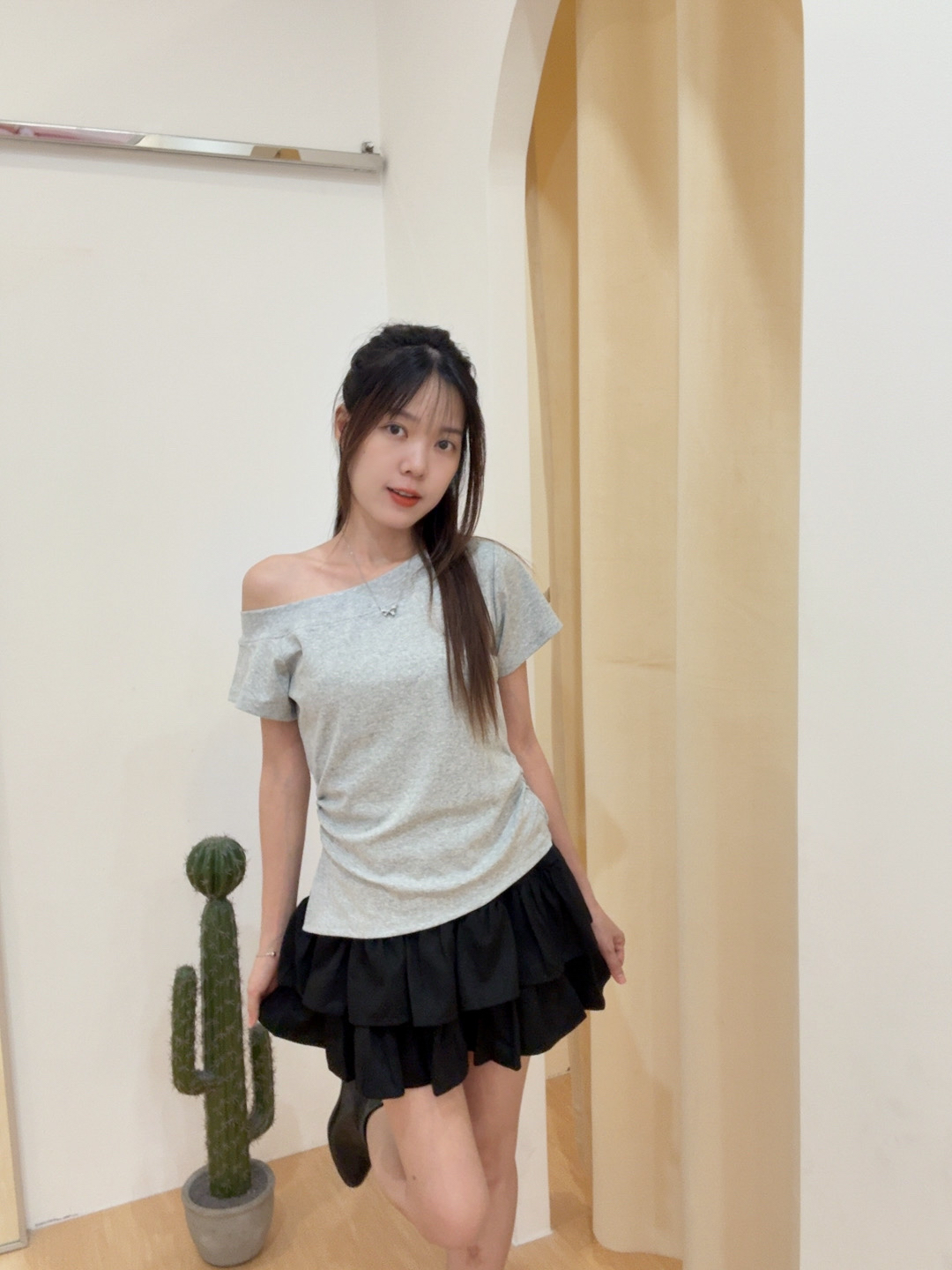 斜肩褶皱侧开叉修身上衣 R2716