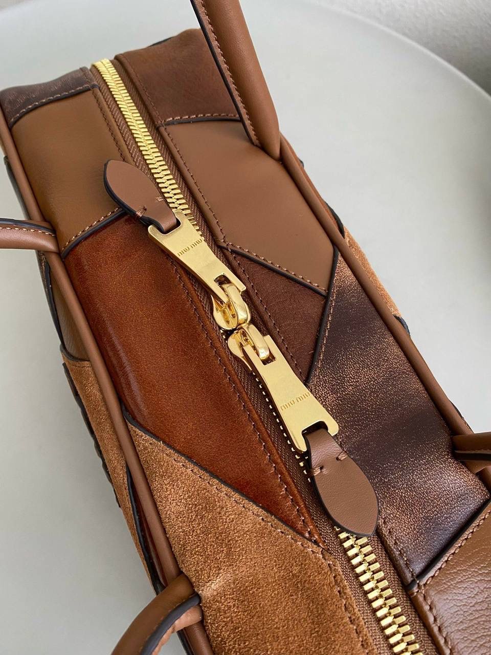 🈶拼接色 𝗠𝗶𝘂𝗠𝗶𝘂公文包，大爆款 这只大火啊！超有腔调的一款 简约精致的设计真的好耐看 不同色系拼接有点流浪感又透着高级 色彩搭配温暖而富有层次 把美拉德复古风拿捏的很到位 整体造型非常慵懒惬意，保证了舒适性和实用性的同时还兼顾了美观性 时尚，非它莫属了！ 23×34×12cm #F0020m