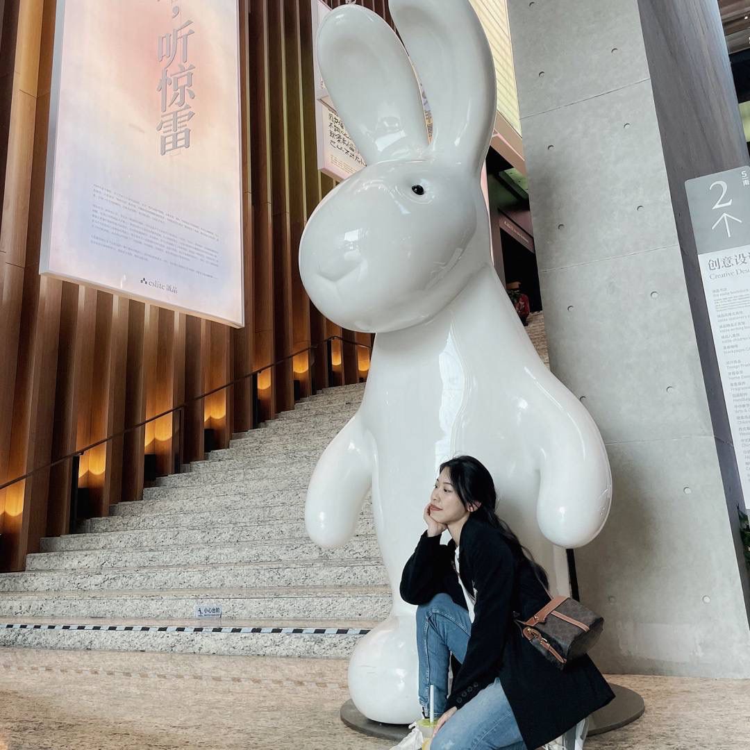 🔥大货实拍图 𝗖𝗘𝗟𝗜𝗡𝗘 ♥ 𝗧𝗘𝗘𝗡 𝗖𝗔𝗕𝗔𝗦 𝗗𝗘 𝗙𝗥𝗔𝗡𝗖𝗘 型号：191992 尺寸：19*16*11cm 放着平平无奇，背上身效果特别不错！也很好搭衣服，休闲或是正装背她都好看的呢