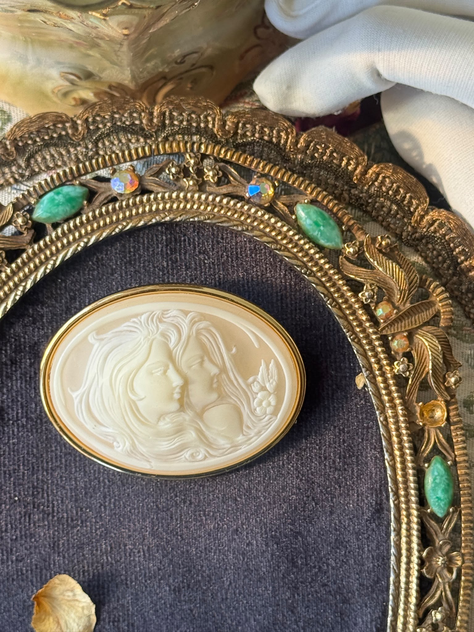Vintage C.a. 1970s Double Lady Silhouette with Flowing Hair Shell-like Resin Cameo Brooch (MZ025)