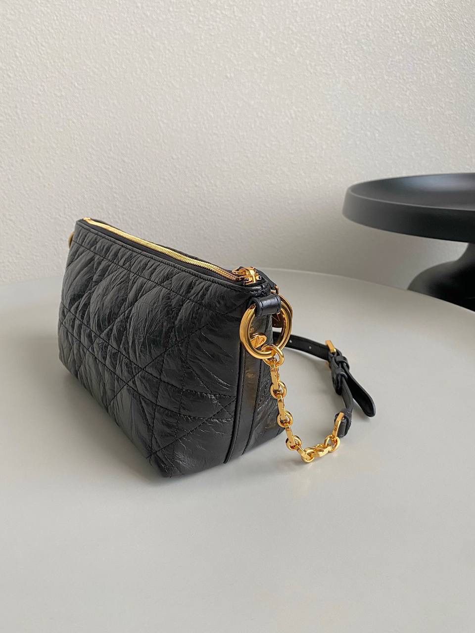 🈶油蜡黑（腋下包） 𝗗𝗜𝗢𝗥 𝘀𝘁𝗮𝗿 幸运星⭐饭盒包 又一重磅推荐了！近几年的饭盒包大火！ 各个品牌都有推出过，简直谁用谁可爱啊 爆裂纹油蜡皮材质，有光泽且柔软 日常通勤，出差当化妆包也是非常可以 微调后的饭盒包有着幸运寓意的星星拉牌 还有可以调节的链条肩带可以腋下背🌟🤟🏻🔥 28.5×14.5×10cm #6803m