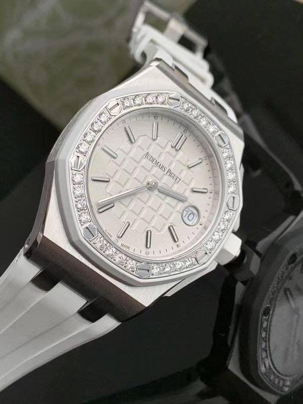 🚀全网独家新款，官网已停售 爱彼女款，皇家橡树离岸型，原装瑞士石英机芯、37表盘、厚度11.1毫米，原装进口防尘表带，反炫光处理蓝宝石水晶玻璃、包18K玫瑰金镶钻，32颗VV S足反南非真钻、精美绝伦、37表盘男女通杀！数量不多、手快有手慢无！