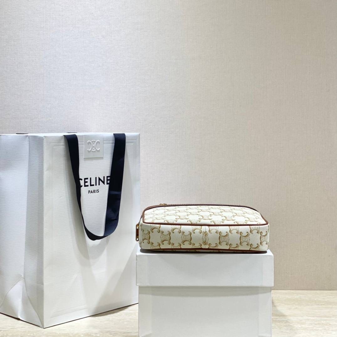 🔥大货实拍图 𝗖𝗘𝗟𝗜𝗡𝗘 ♥ 𝗣𝗔𝗧𝗔𝗣𝗔𝗡𝗦 𝗧𝗥𝗜𝗢𝗠𝗣𝗛𝗘 𝗖𝗔𝗡𝗩𝗔𝗦 Patapans 手袋来自 CELINE 2021春夏系列，以法国圣诞颂歌“Pat-a-pan”命名。规整的矩形包身由 Triomphe 老花帆布制成，马鞍棕色小牛皮点缀细节。双链条肩带从包身穿孔而过，洋溢复古学院派气息。 型号：196252 尺寸：20.5*15*4.5cm