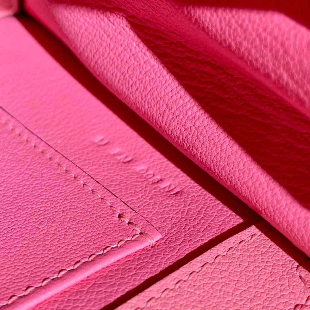 『唇膏粉·金』 ‘’Kᴇʟʟʏ ᴅᴀɴsᴇ • Evercolor 🎀 时尚圈就是一个圆！ 最厉害的就是六种背法： 斜背、侧背、肩背、腰包、背包、手包 集美们一定要安排起来‼️ 22Cm