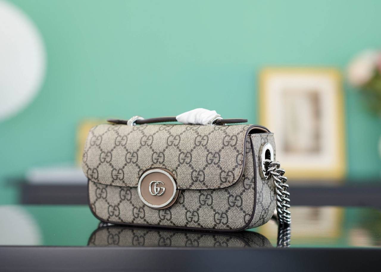 🥯Petite GG系列超迷你手袋 18cm 正品售价¥12.000 GG全新推出的长形包包，轻快又好背 包身硬挺，简单利落很大方~超迷真的特别小巧精致 官方款号 760194 尺寸：18.5x10x4cm