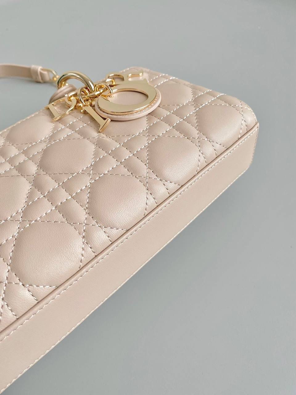 沙粉色小号🎀𝗗𝗶𝗼𝗿 𝗗-𝗝𝗼𝘆 𝗯𝗮𝗴羊皮2023款，新色 时尚果然就是轮回，回归了一把中古戴妃😍🌟 长方包形，短链条➕细长肩带直接封神！！ 复古时髦感超强，真是什么场合都可以把住 绝对是lady中的天花板了，强势出圈啦姐妹们 22.5×12×5.5cm