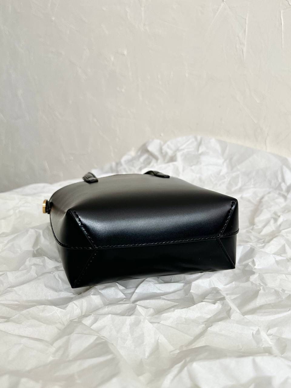 ys1 mini tote平纹🖤 这只包在mini包中一定有它的一席之地 第一，它包身够小够可爱 第二，它容量够大够能装 第三，它鳄鱼纹压纹够抗造 就冲这三点，几乎没有哪个小可爱能打得过它 小手提➕可拆卸肩带的设计在实背性上也更出挑 没有槽点的小可爱，我超爱！！ 必须zp开发的啦，相似度看对比图！ 质量就请放心的交给我们哈！ 平纹：18×17×8cm773995m