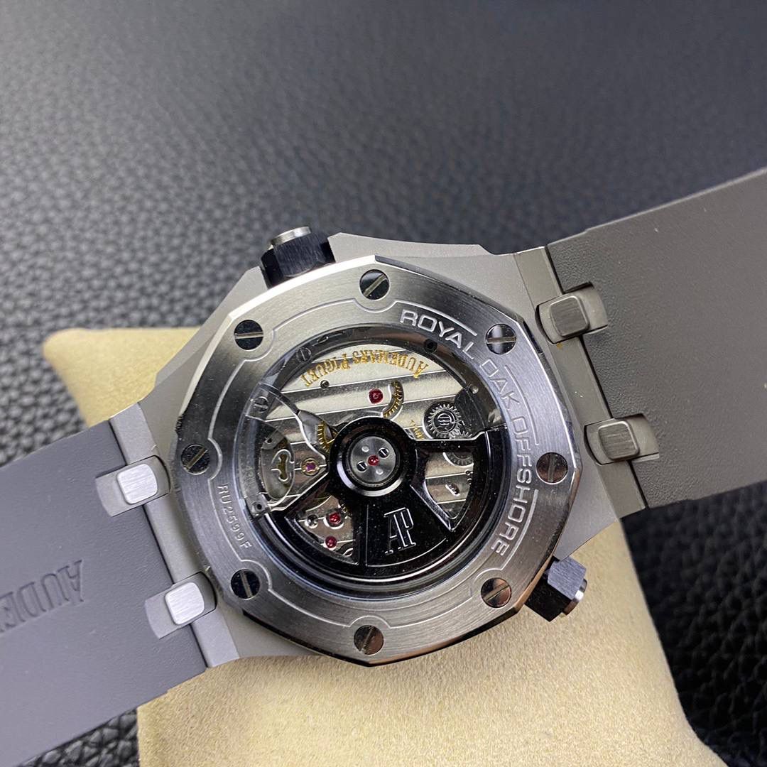 新款亮相 爱彼潜水表——新款爱彼15720！腕表尺寸42mmX14.2！ 1:表壳采用精钢表壳，搭配防眩光处理蓝宝石水晶玻璃表镜和表底，黑色陶瓷旋入式表冠，全部数据材质采用正品扫描对标。 2:机芯采用9015改全新的Calibre 4308自动上链机芯，走时稳定，无售后忧虑 3:独家最强机芯夹板打磨，更加立体。全新特调陀片颜色 4:最人性化的活动头粒缓冲，确保吻合正品 5:表盘镌刻“Méga Tapisserie”超大格纹装饰，搭配荧光立体时标和皇家橡树指针，黑色旋转内表圈搭配米色0至15分钟区域 6:采用进口夜光填充，最持久的夜光和最齐的内应刻度 7:原装一致倍数放大镜日历窗口，超强通透性 8:表带采用最新款开模的进口橡胶带，无论纹路颗粒还是质量全部吻合正品，质感更高级。 功能走时精准稳定！