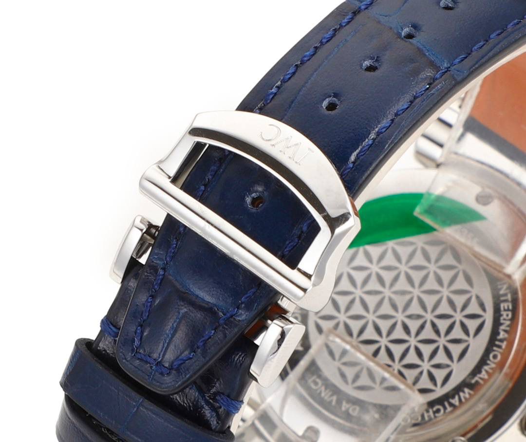 TWC出品 IWC达文西 IW459306 蔚蓝星空，诗意月相，自动月球与印度洋的蓝色水域完美匹配 随着达文西系列以致敬经典的设计回归到大众的视线之中，我们看到了它很多有趣的设计，包括清晰醒目的盘面，现场锋利的剑形指针，当然还有古典的圆拱形表冠，活动式表耳，更加贴合手腕。腕表表底镌刻有“生命之花”，“生命之花”是一个由多重重叠圆环组成的几何造型，是达文西经过深入研究绘制出来的。直径36毫米，自动上链机芯，精钢表壳， 中央秒针附掣停装置，月相盈亏显示，特殊镌刻表底，防水深达30米，动力储备达42小时 ，腕表整体设计得简约大气，且不失细节，很适合成熟优雅女性！
