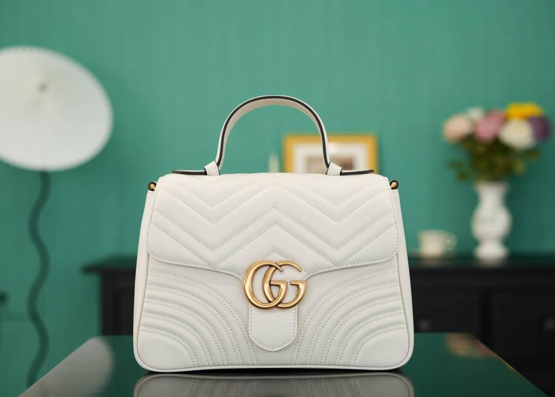 👜🔥Marmont系列绗缝手提包邮差包 白色 27cm （原厂皮 全铜五金） 正品售价,500 独家原厂皮发售 限量级别 意大利原材料开发，这个大小简直是最完美的尺寸，什么随身携带的东西都可以轻松收纳，能手拎也可以单肩斜挎，自重轻，超级百搭不挑人~白色温柔大气，好看极了！！！ 官方款号 498110 尺寸大号：27x19x10.5cm 小号：21x15x8cm