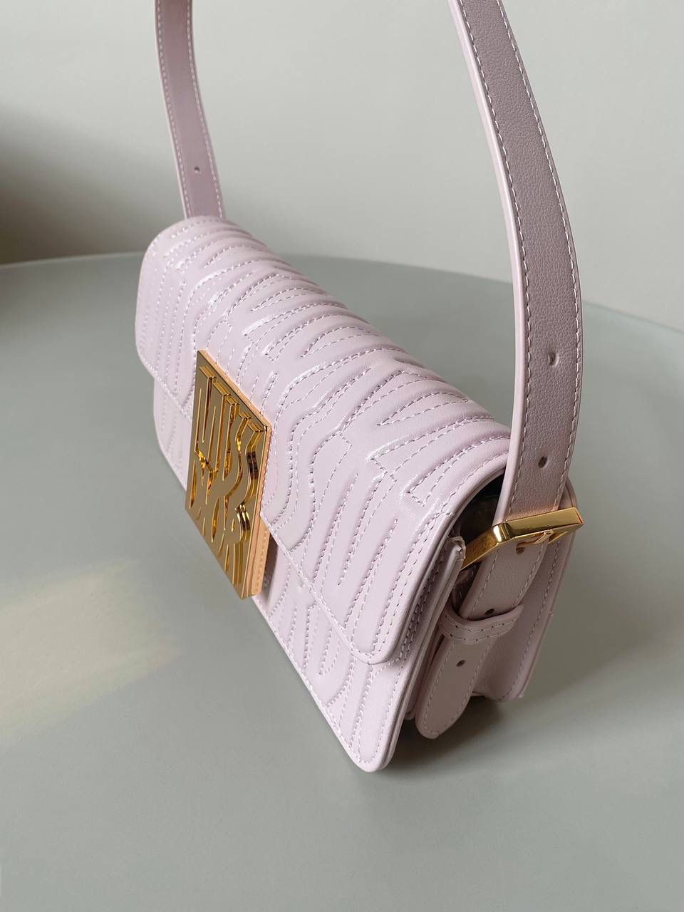 🈶淡粉色 𝐌𝐢𝐬𝐬 𝐃𝐢𝐨𝐫腋下包 哇！实物是超预期的 从五金到皮质都非常奢华，很好看 牛皮的材质有型又耐久， 立体的字母手感彰显个性！ 空间，日常通勤或约会都很不错哦 大小刚好，腋下背气质又时髦 22×11×6cm #3410m