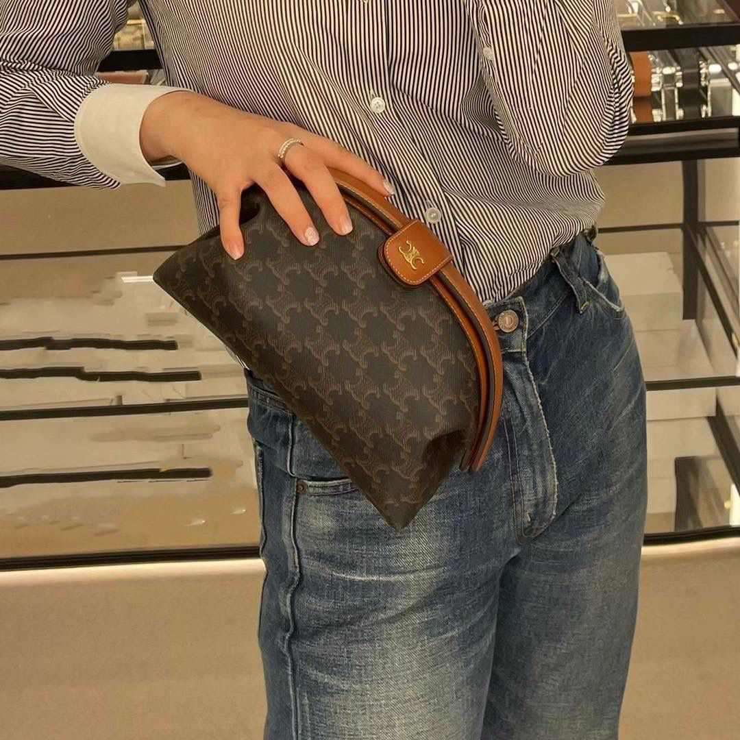 🔥大货实拍图 𝗖𝗘𝗟𝗜𝗡𝗘 ♥️ 𝗧𝗥𝗜𝗢𝗠𝗣𝗛𝗘手拿包 型号：100772 尺寸：24*8.5*15cm CELINE老花系列又新晋一款手包，容量很足够，试过手抓起来不会扁扁塌塌的感觉💫