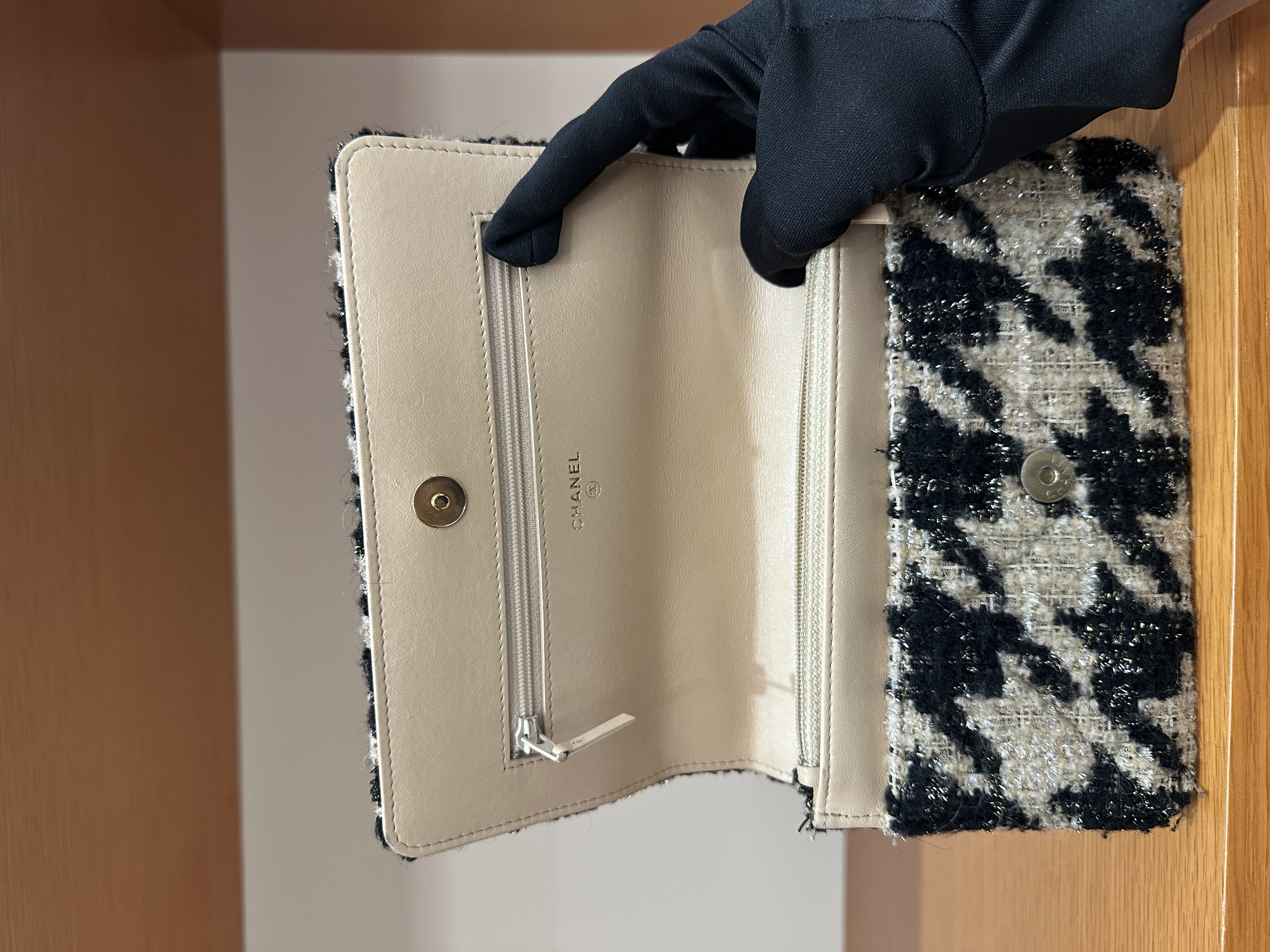 Pre-Owned CHANEL 19 Houndstooth Tweed Wallet on Chain bag / Product Code: 26042901