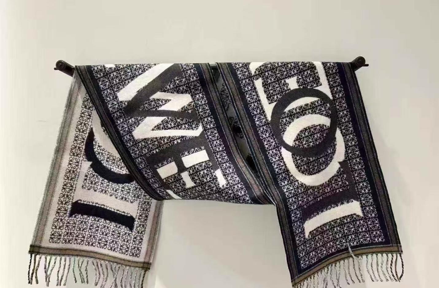 預購 Loewe 🧣🧣折扣款 字母羊毛圍巾