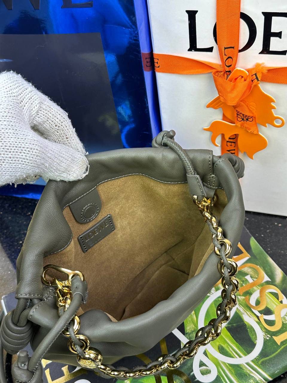 🎈迷你链条款𝙁𝙡𝙖𝙢𝙚𝙣𝙘𝙤 𝙋𝙪𝙧𝙨𝙚羊皮 ——【卡其绿】 尺寸：𝟐𝟑.𝟓-𝟓-𝟏𝟕𝐜𝐦 编码：062347 👉🏻延续福袋收缩绳褶皱设计，羊皮包身手感细腻柔软❤️ 👉🏻链条肩带➕皮肩带的双肩带设计，时尚百搭，给足了集美们多样化的选择。肩带可拆卸可调节，磁扣开合，正面烫金𝙇𝙤𝙜𝙤，呈现出高贵典雅的视觉感😍 👉🏻独家背景➕独家品质➕独家全套砖柜礼盒套装，市场高端品质皆在我手✌🏻