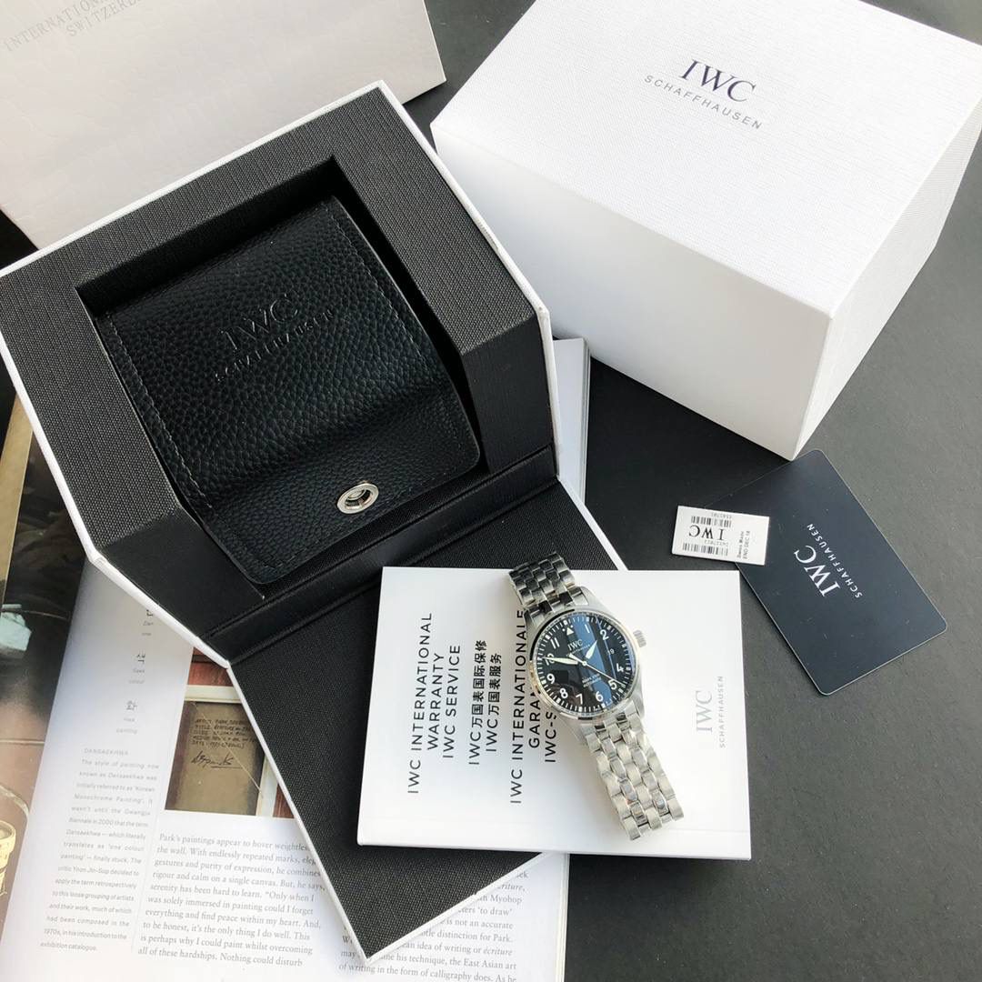 硬货首发，市场独家！IW327015，316L精钢材质，非凡工艺，让小厂知难而退！万国飞行员马克十八传承腕表，采用原装瑞士ETA王牌机芯，40mm表径，全数字刻度超强夜光，双面防反光凸状蓝宝石玻璃表镜。原版1比1开模钢带，在很多细节的把控上都已达到行业顶级，且多项可为标杆，整表细节一丝不苟。 原装价格4W多，一般人均可轻松驾驭，此款万国飞行员腕表视为万国经典款型，任何场景着装均适合佩戴，可谓百搭神器。全套包装出货