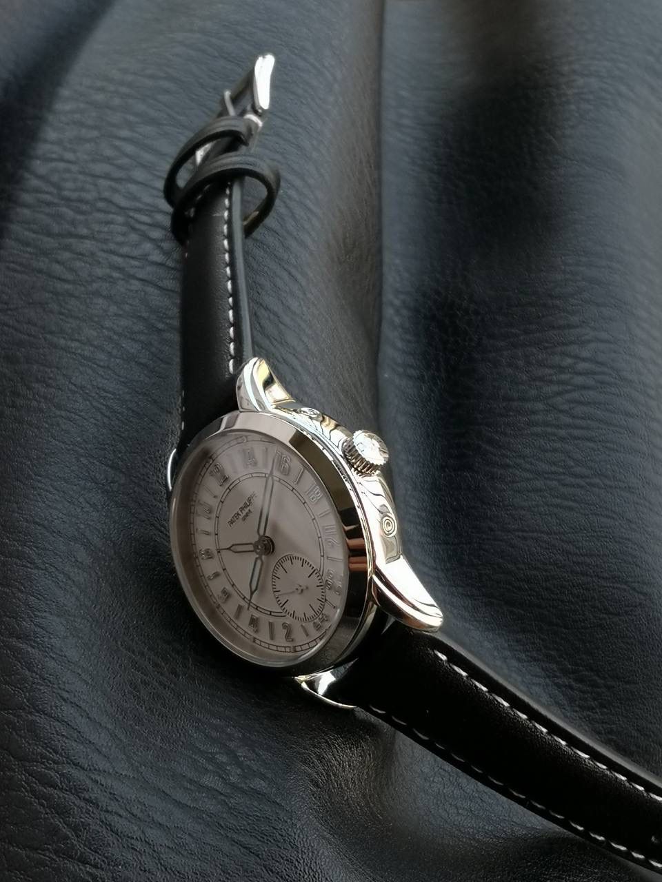 百达翡丽复杂功能系列5224R-001重磅登场，复杂时计腕表，以超复杂的工艺技术打造休闲运动腕表。 机芯采用复刻版31-260 PS FUS 24H自动上链机芯，在实现外观的逼真前提下，功能一并完美诠释。 改装大师独立制表人，倾情参与定制改装表盘颜色，给予独一无二的腕表增添有趣的灵魂！ 匠心力作 欢迎各位表友品鉴！