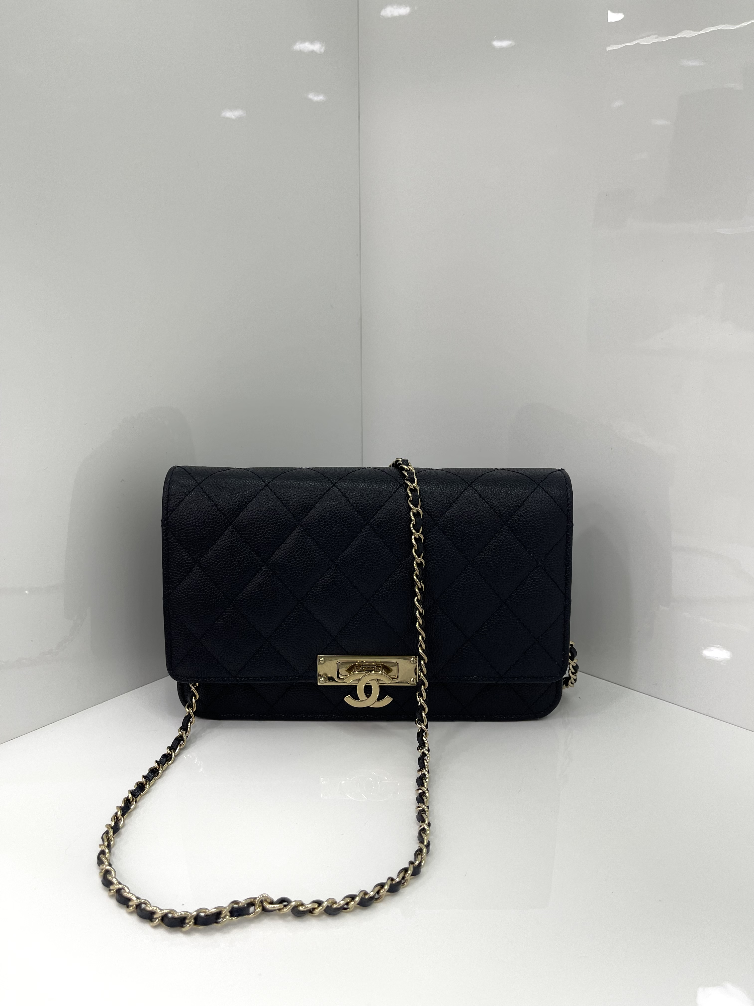 Pre-owned Chanel Caviar Woc navy blue