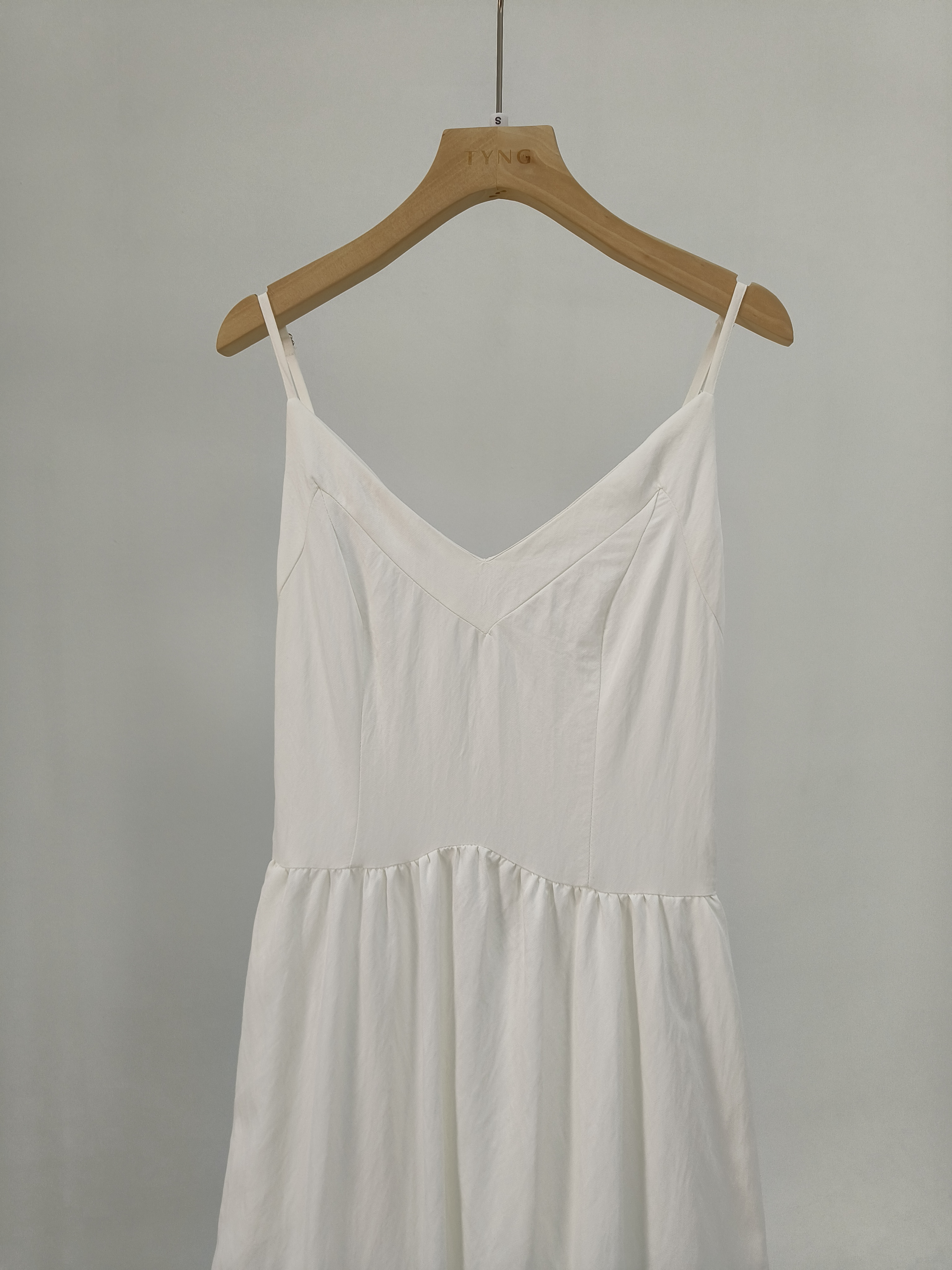 白色简约吊带连衣裙