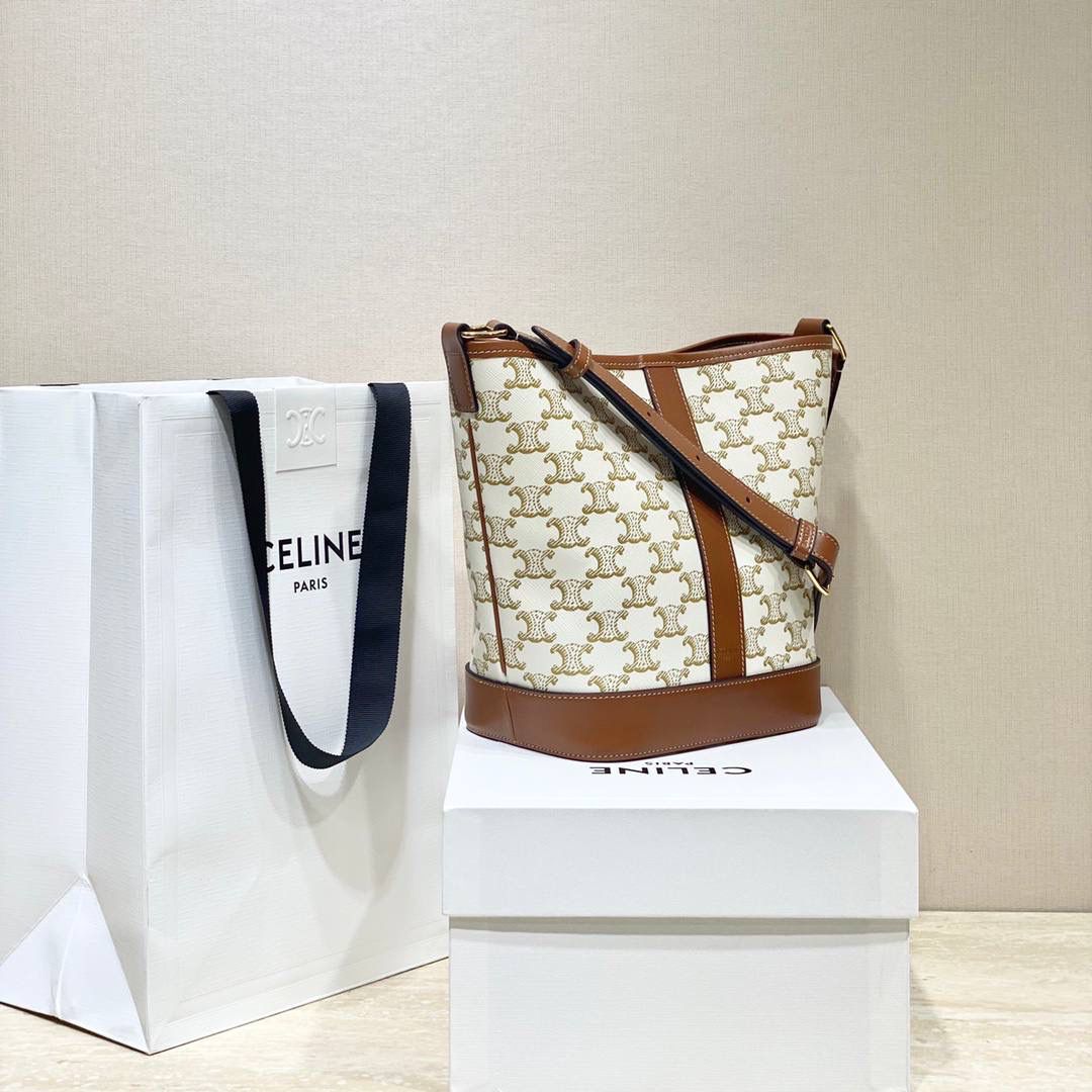 🔥大货实拍图 𝗖𝗘𝗟𝗜𝗡𝗘 ♥ 𝗧𝗥𝗜𝗢𝗠𝗣𝗛𝗘 𝗖𝗔𝗡𝗩𝗔𝗦小号水桶 多少年都不会倦怠的经典与复古设计，可以说是品牌标志性收藏款了，型号：191442 尺寸：30*22*13cm。