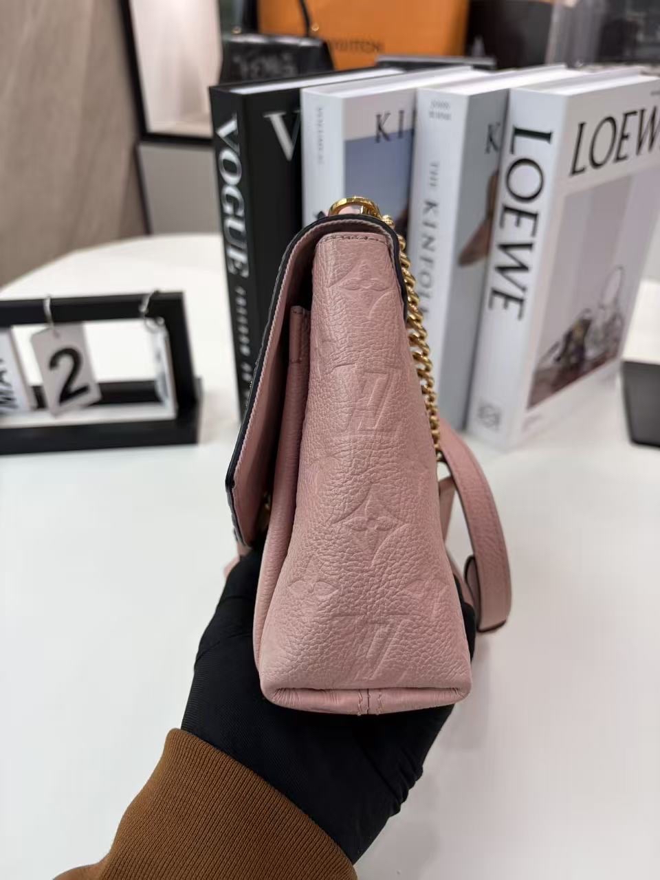 【預訂貨品】LV blanche全皮壓花郵差包