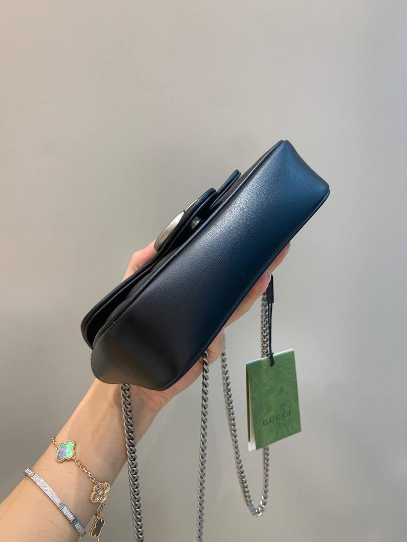 新背景实拍正品级 。几何系列黑色16.5cm‼️ 公认最百搭的黑色，无论什么，黑色都是可以闭眼入不踩雷的颜色，新花样新感觉，搭配银色五金也是绝配，棱格饱满度绝对很加分‼️ 型号476433；尺寸16.5/10/4.5cm