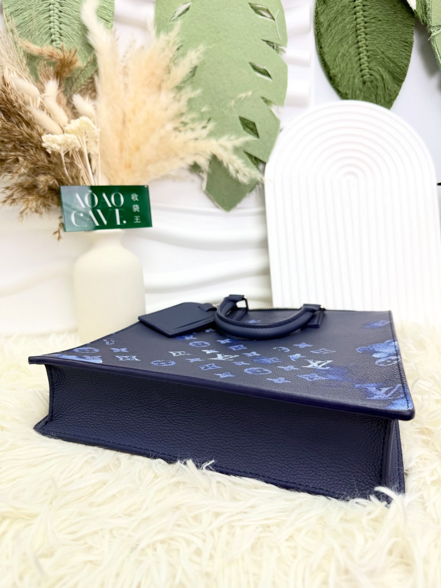 lv👜 PRE OWNED 🛍️ 藍米琴譜袋 特別版 有肩帶  Size: 24*6*28cm 配件 -肩帶🫶🏻  優惠價 $14980  #收袋王  喜歡的話快點pm/whatsapp 我們💓 銷售熱線51111 321（whatsapp)  我們服務包括有：手袋飾物回收、手袋置換(一換一、一換多也可以） 、專業手袋鑑證、專業手袋護理 Is 購買方法 🏢親臨門市 荃灣南豐中心15樓1521室（荃灣地鐵站a出口1分鐘到）敬請預約 ❤️只賣正品正貨，任驗💓🫰🏻 ❤️‍🔥本店為香港註冊公司絕對真貨，信心保證👍🏻 🫰🏻本店設有鑑證服務，有駐場鑑證師  ✨歡迎追蹤我哋各個平台緊貼最新優惠x貨品🔥😍 👇🏻👇🏻👇🏻👇🏻👇🏻👇🏻👇🏻👇🏻  ⭐️Instagram: aoaocave  🌈Facebook: aoaocave收袋王  🔥Carousell: acluxuryhk  👆🏻👆🏻👆🏻👆🏻👆🏻👆🏻👆🏻👆🏻  ___________________________  Disclaimer🫰🏻All trademarks and copyrights are reserved to the original brand holders. @AOAOCAVE sells only authentic goods and is not affiliated with any of the brands mentioned.  @AOAOCAVE 跟任何品牌無關，而且沒有持有任何品牌資版權，亦沒有與任何品牌合作。所有商標及版權歸屬於品牌坊所有，帖子只作分享用途。  #aoaocave #手袋回收 #名牌買賣