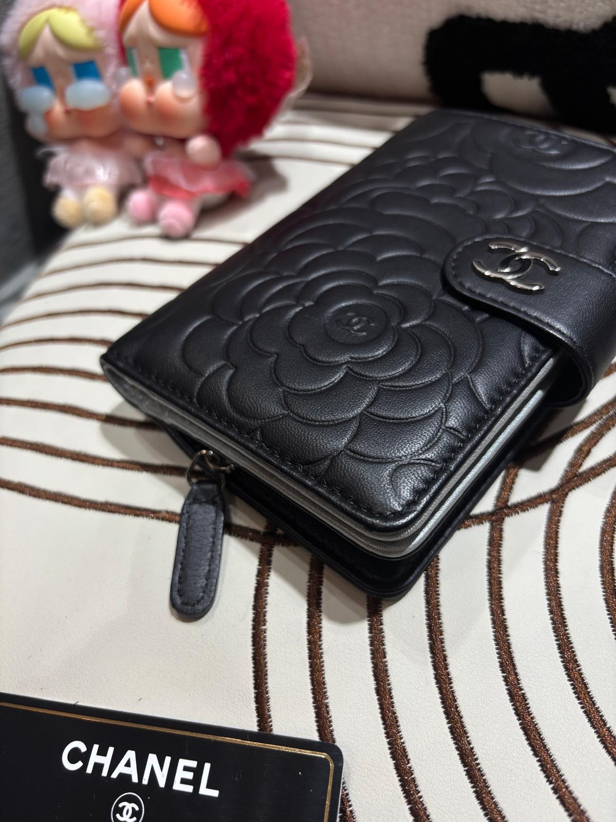 CHANEL Camellia Short Wallet 黑色小羊皮山茶花壓紋短銀包 100%Authentic, 98%New ✅17card ✅box