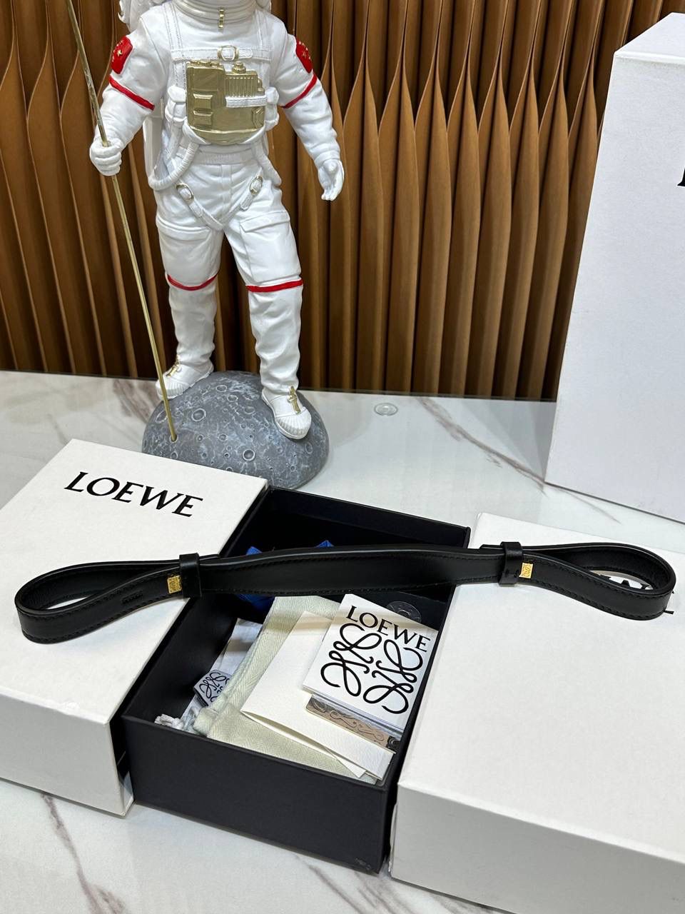 ★𝙇𝙤𝙚𝙬𝙚单配短肩带★黑色 ✅经典小牛皮制作，进口沙菲线，全铜五金。 ✅正面饰以品牌标志性烫金𝙇𝙊𝙂𝙊字体，两侧金属扣固定，🉑️做手提包使用的百搭肩带。 尺寸：55.5-2cm 编码：182323