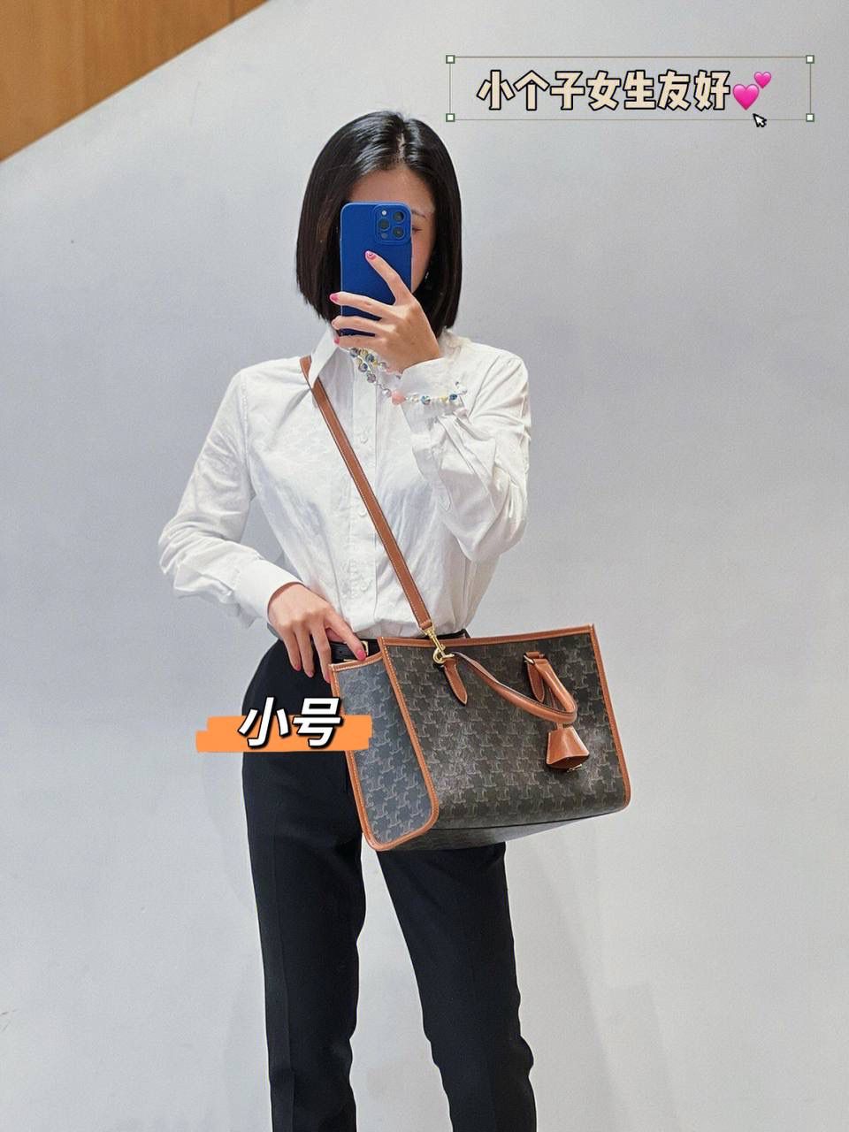 𝑪𝒆𝒍𝒊𝒏𝒆托特出𝒎𝒊𝒏𝒊 𝒔𝒊𝒛𝒆啦！觉得正常尺寸太大的小仙女，现在福利来啦～涂层帆布材质耐水耐磨，经典百搭，容量很大，可以装ipad/A4文件，性价比超高，关键还配肩带可以斜挎～实现解放双手自由🤩