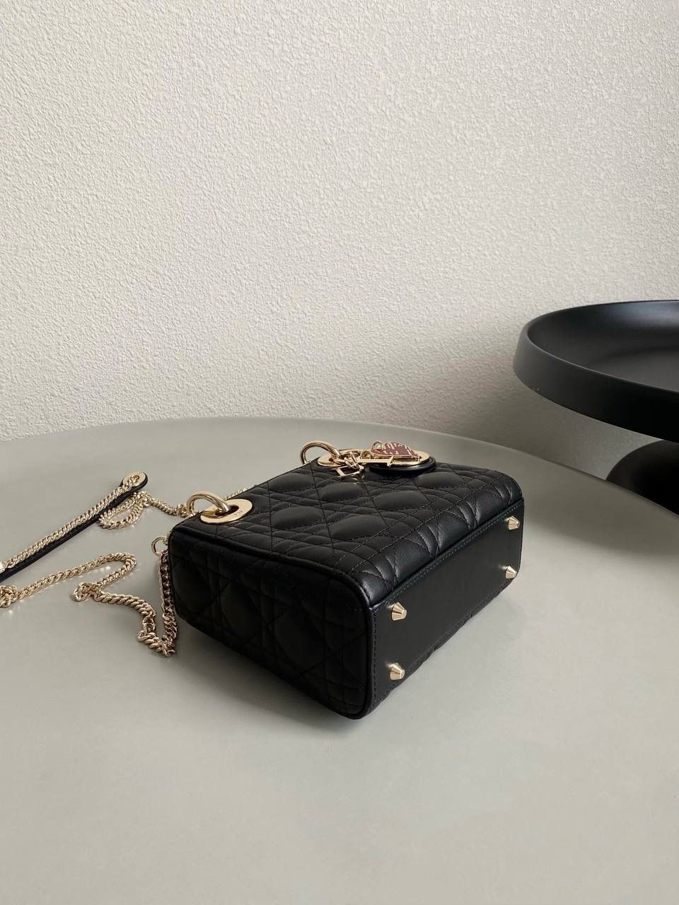 黑色 🖤 三格 𝗗𝗜𝗢𝗥 𝗟𝗮𝗱𝘆七夕限定 在经典的基础上加了爱心小挂饰 让整个氛围有了爱的烂漫气息 戴妃作为经典的代表，怎么买怎么对 特别手拎时会显得整个人非常温柔优雅 我一直都推荐女生一定要有一只经典款 每个颜色都好好看，完全不需太纠结❤️‍🔥 17×15×7cm