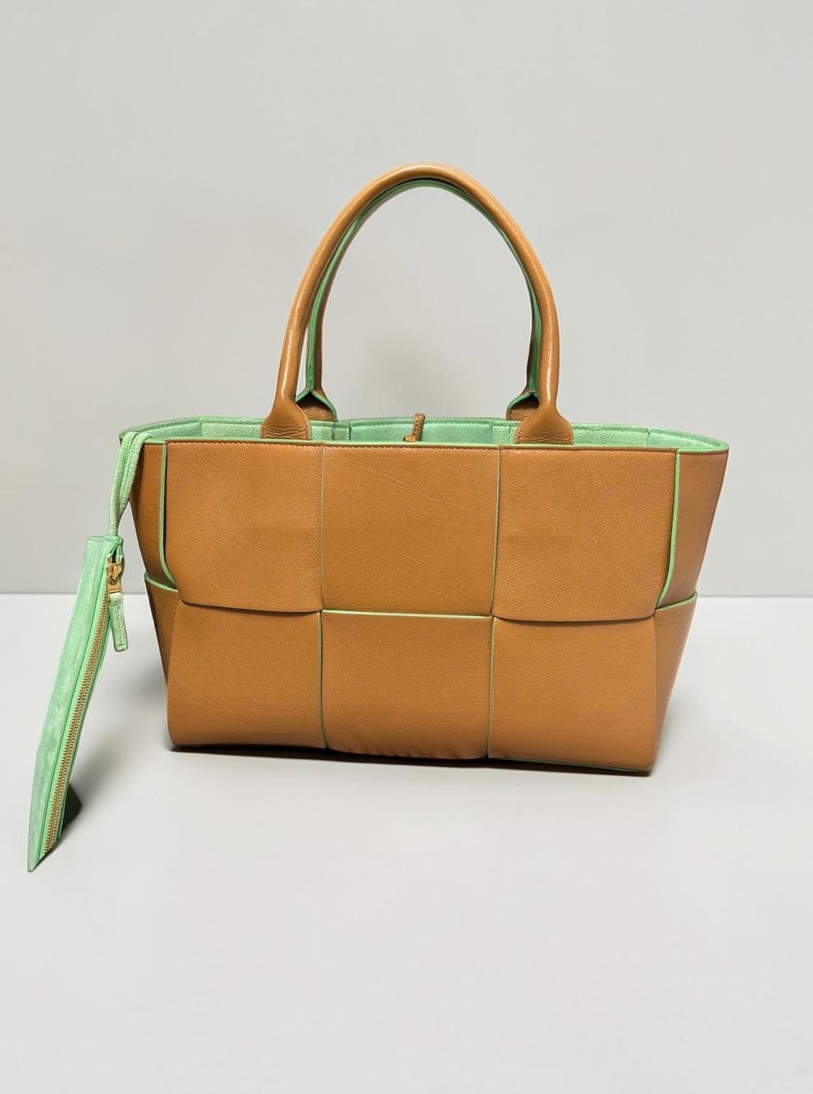 Bottega Veneta BV Small Arco Tote Bag 100%Authentic, 98%new ✅Pouch✅Dust bag
