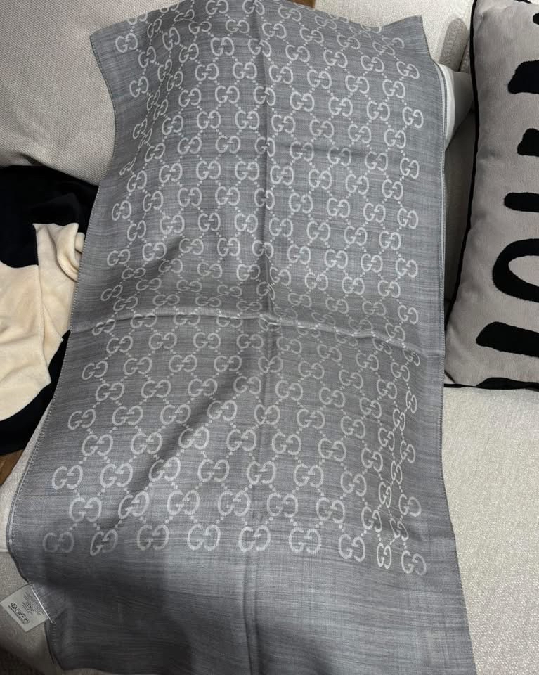Gucci scarf 羊毛頸巾  100%Authentic unused 全新未使用品
