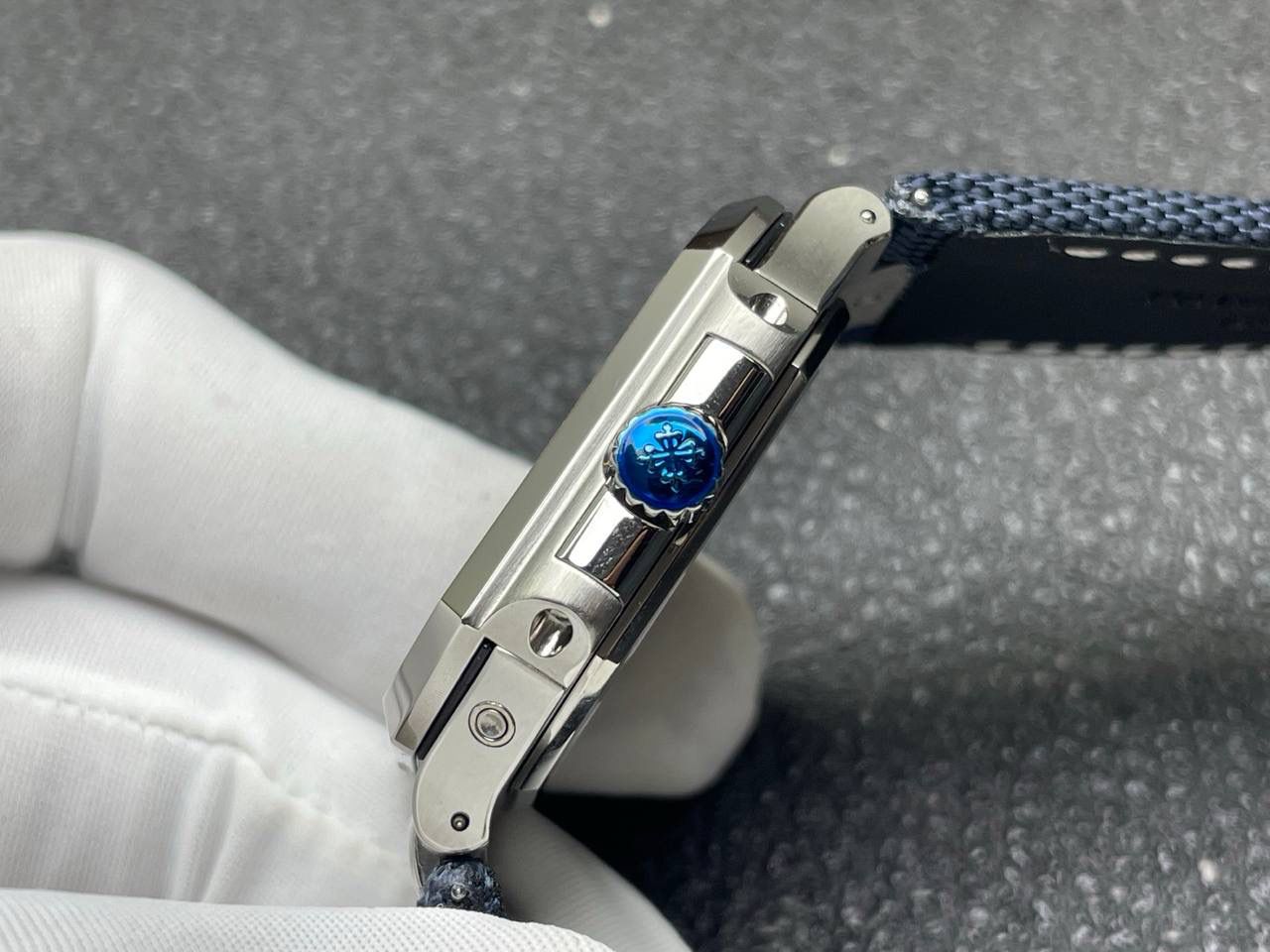 🌐百达翡丽 推出设计与美学： Cubitus 5822P-001表壳尺寸 45毫米（对角线测量） ，这款腕表的心脏是 Caliber 240 PS CI J LU 自动上链机芯🌐