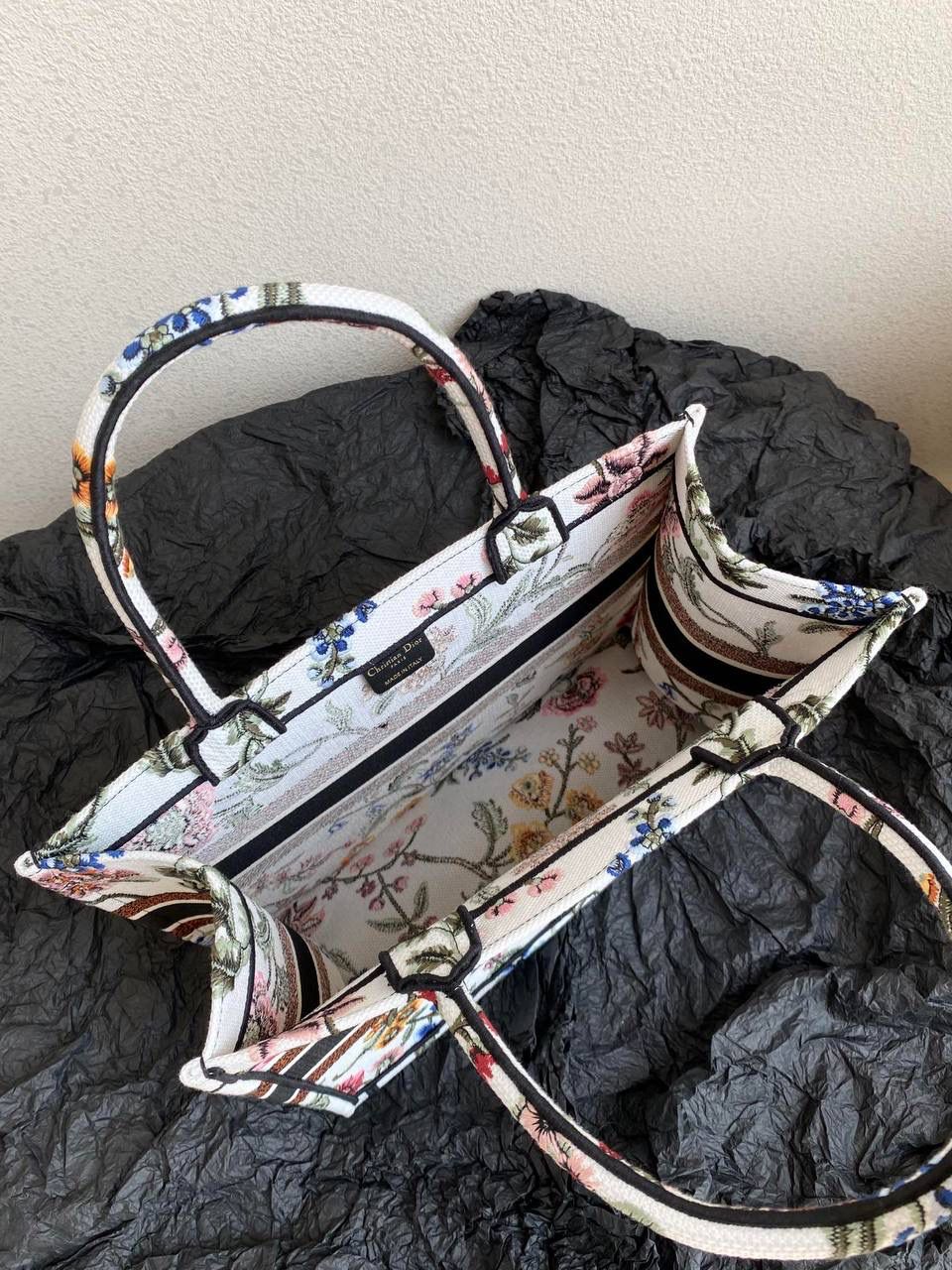 🈶繁花白色中号 𝗖𝗗 𝗕𝗼𝗼𝗸 𝗧𝗼𝘁𝗲 23夏季繁花刺绣 它来了，钟情于每季花卉元素为主题 精湛的繁花刺绣工艺，栩栩如生的迷人🎀💐 给人一种烂漫愉悦的心情，很有度假氛围 夏天要来啦，拎上它，去有风的地方 36×27×16cm M1286m