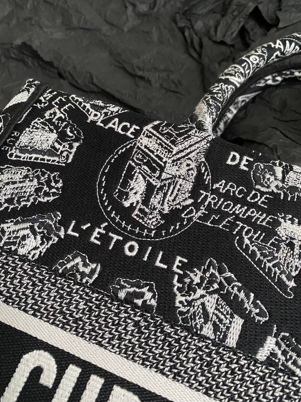 🈶黑色中号 𝗖𝗗 𝗕𝗼𝗼𝗸 𝗧𝗼𝘁𝗲 23夏季"巴黎地图"🖤 说实话，近年来花卉系列有点看乏看腻的 请你们一定看看这一只，新的炙热款！！ 本季主打的巴黎第八街区地图，惊艳了全网 真真实实绣在整个包上，砖柜超级难抢的！ 黑白色调干净利落，复古又神秘的法式浪漫 那种高定视觉，沦陷了！沦陷了！ 行走的巴黎街头很是时髦，我先冲了！😍😍 36×27×16cm