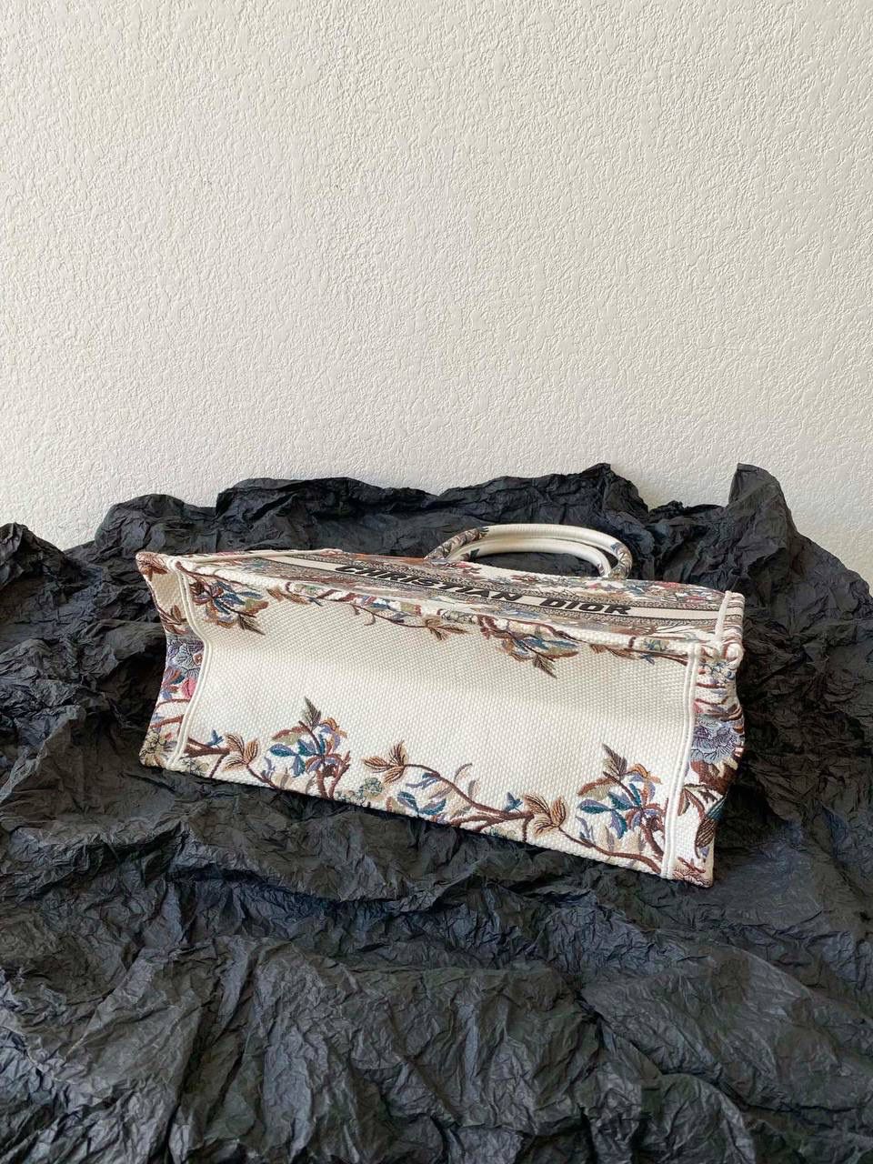 🈶白色花卉中号 𝗖𝗗 𝗕𝗼𝗼𝗸 𝘁𝗼𝘁𝗲购物袋"冬日花园" 充满诗意和繁花盛放，对花卉的喜爱💐🎀 即使在严寒的冬天都要鲜花围绕 这是刻在骨子里的浪漫 这不只是包，还是艺术品💯 36.5×28×17.5cm