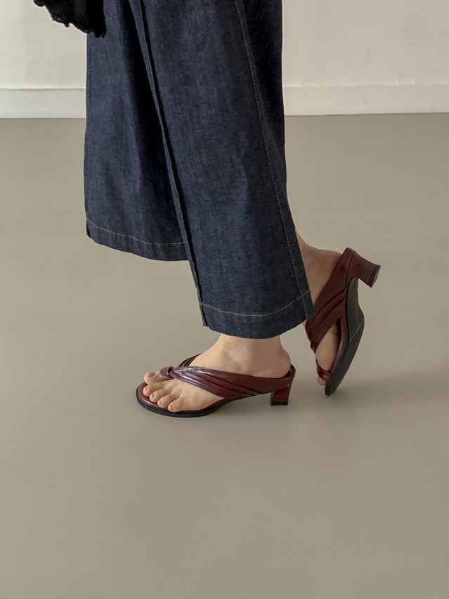 Toe loop sandals 