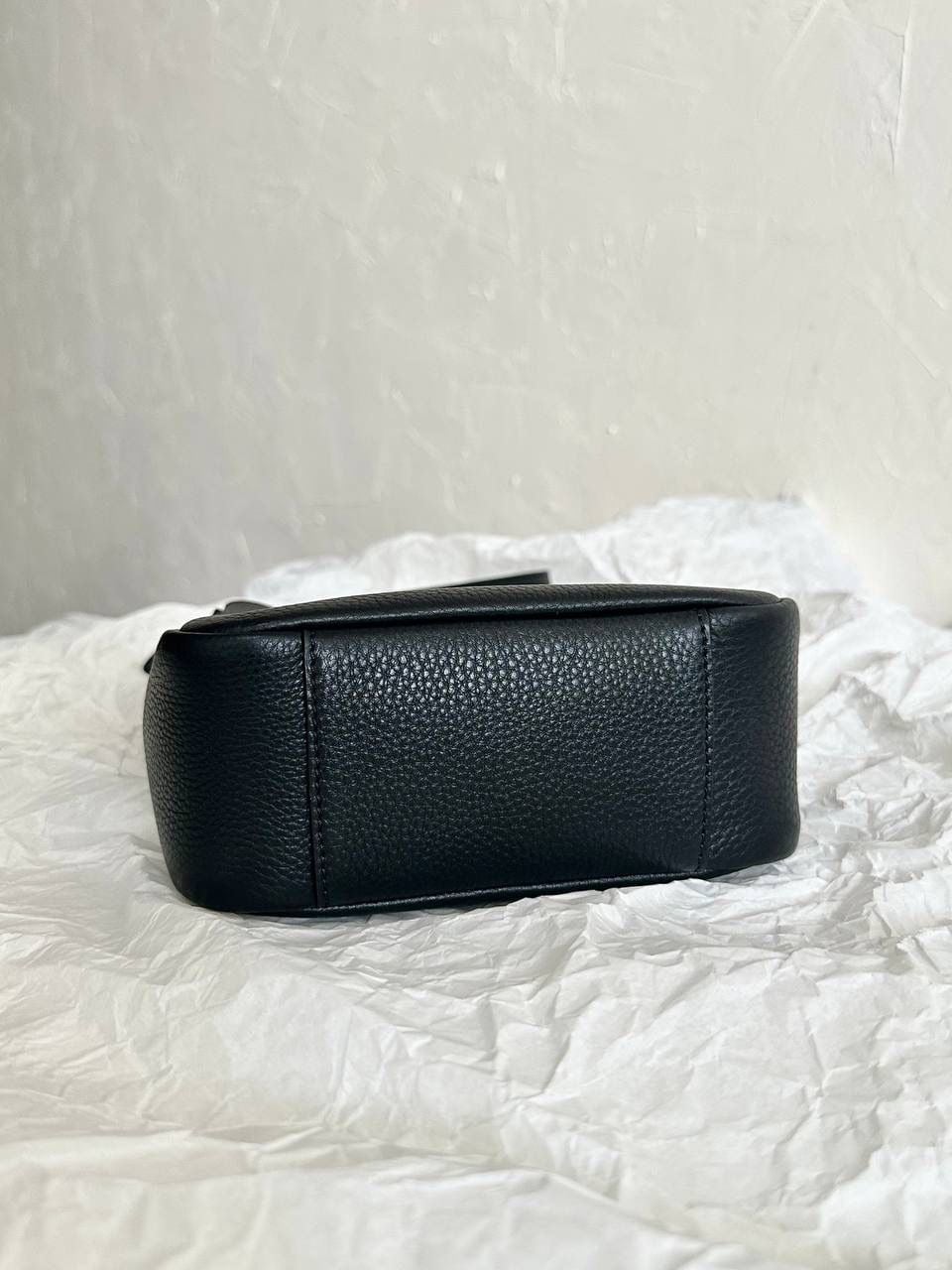 销量王🔥 ys1 hobo mini 🖤 谁敢信hobo出mini size了 可爱shu啦啊啊啊 换了明显有大纹路的鹿皮 和小号大号的皮质不一样，注意区分⚠️ 整个包柔软好打理，还抗造，贼实用 它斜挎不了，是一只腋下包 长肩带的腋下包背起来好舒服 砖柜6月21号发售，咱立马就安排起来😎 zp开发是基操，省钱小能手，等我们咯～～ 16×15×7cm