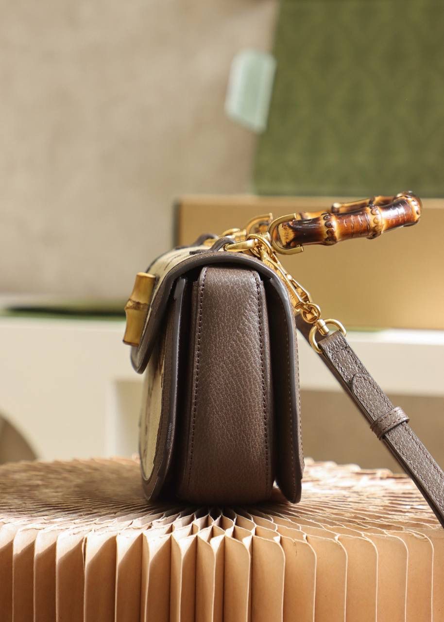 超级双𝐆图案 王炸竹节#675797# 正品皮 ☑️尺寸：21*15*7cm 感受小古家的竹节新品的多面精彩， 全新双𝐆图案搭配复古的竹节设计， 以精致的包身绽放独特的视觉魅力。 整个包身尽显复古韵调，搭配两条肩带设计。 展示出复古与现代时尚的结合， 这次小古家设计师 再次演绎出让人眼前一亮的火花，🔥🔥 颜值上 再次感受到视觉冲撞感， 真的是巨好看 必入手的一款王炸神器单品！