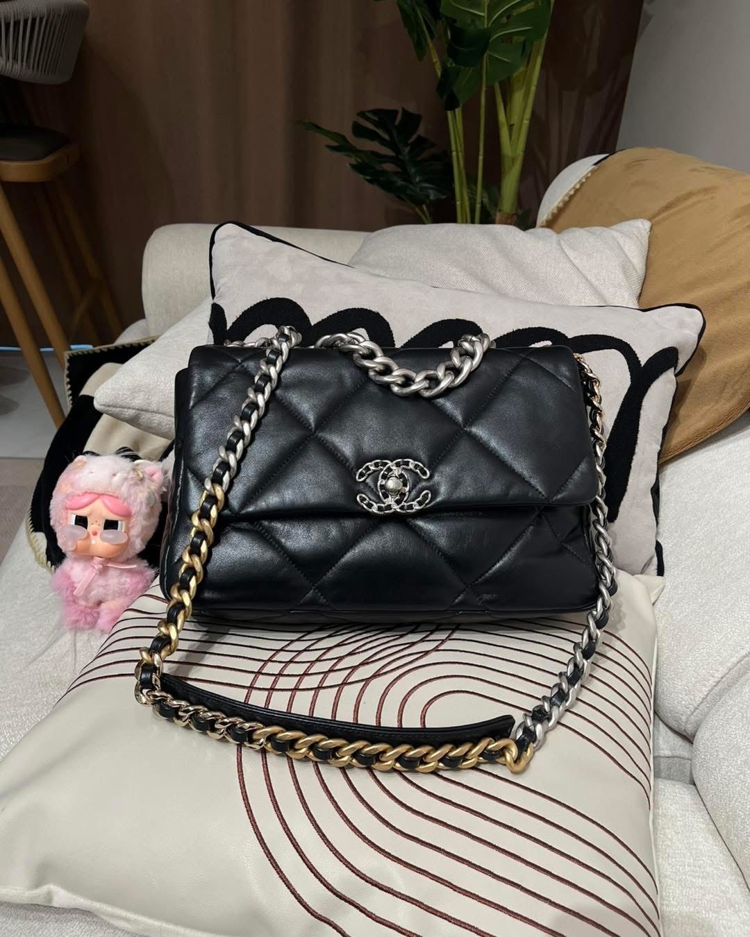 Chanel 19 large 30cm flap bag 100%Authentic,98%new  ✅晶片✅防塵袋✅box🤍專門店售價 $57000 ✨