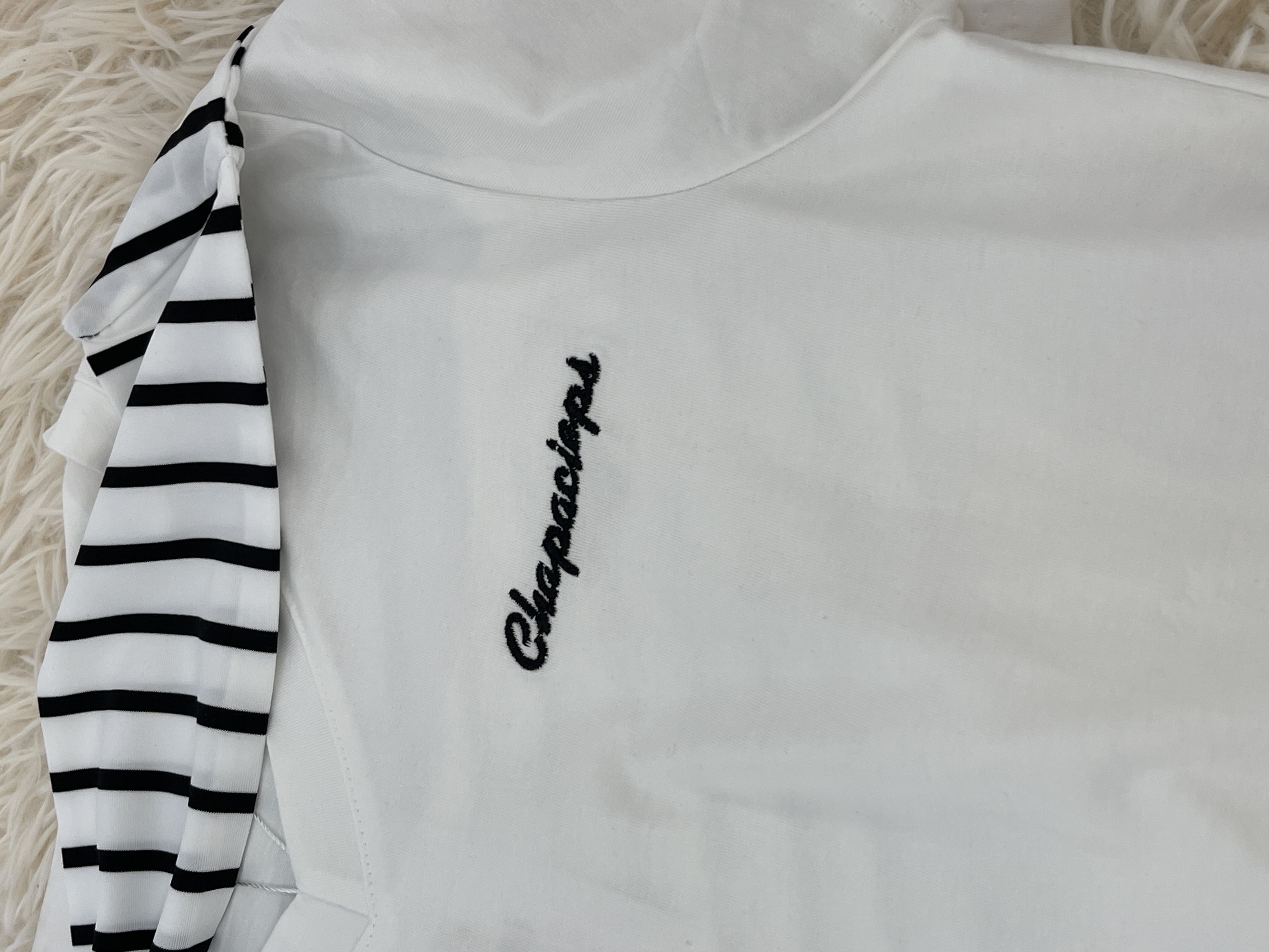 V领线条披肩T恤