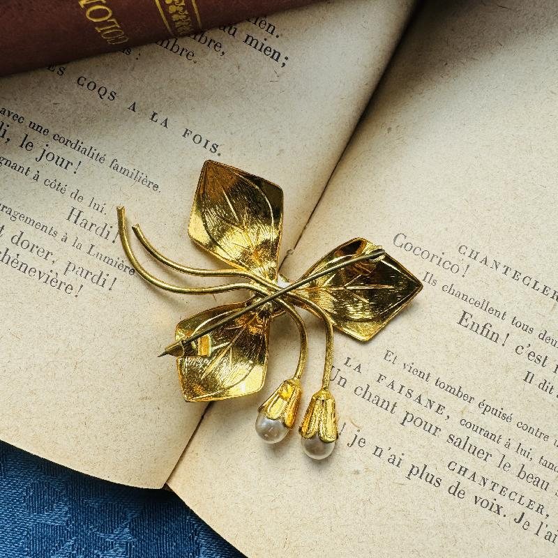 C.a. 1960s Czechoslovakian Hand-Painted Silver White Floral Petals Faux Peal Bud Brooch (MW234)