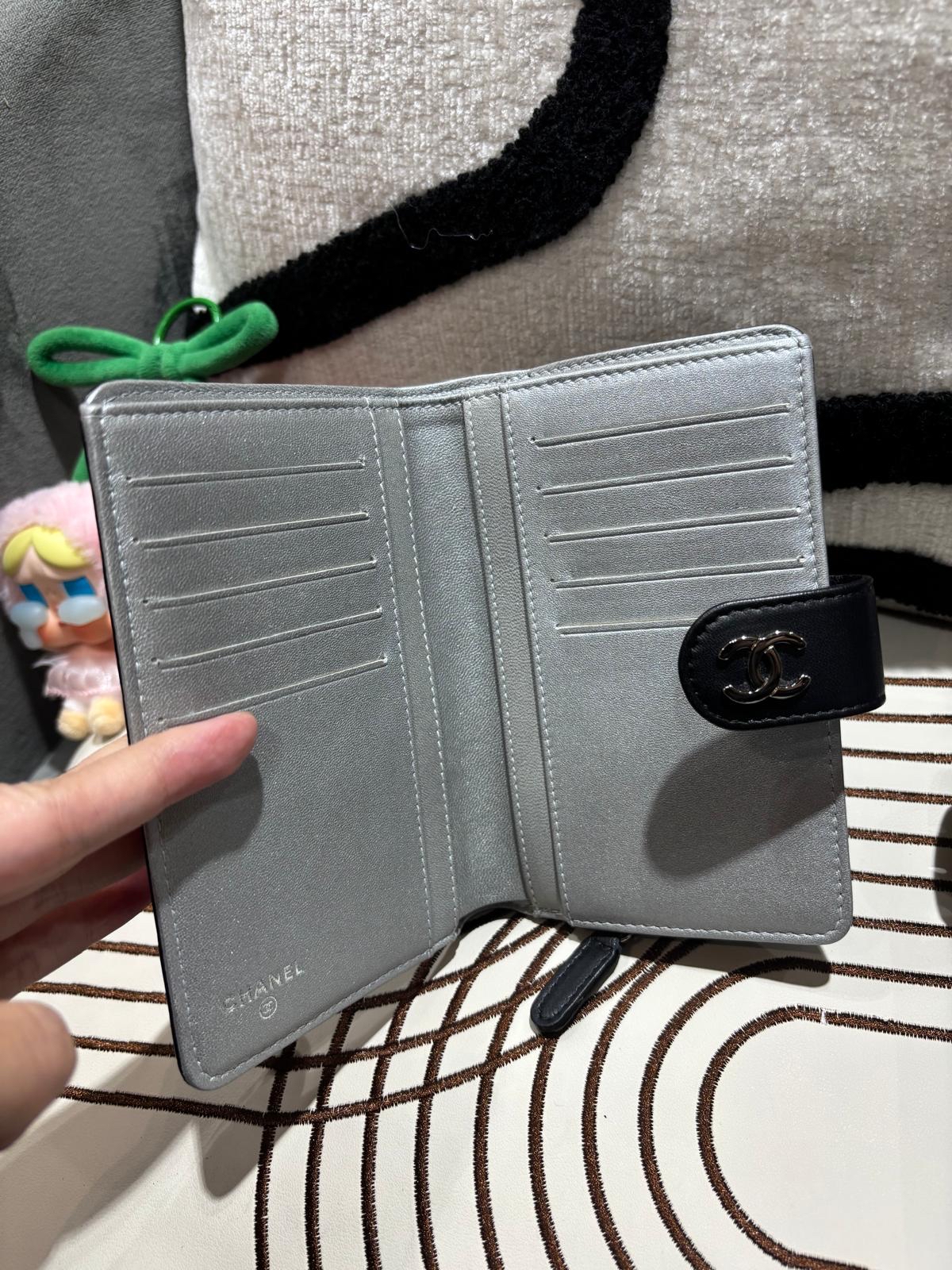 CHANEL Camellia Short Wallet 黑色小羊皮山茶花壓紋短銀包 100%Authentic, 98%New ✅17card ✅box