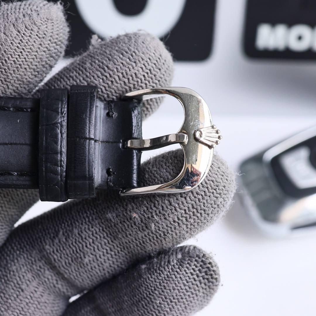 最新爆款主推 劳力士【ROLEX】男士腕表 采用独特的表盘设计 搭配夜光钉而来的是更高档奢华的劳力士， 初识劳力士必憧憬有朝一日能拥有它，戴上劳力士必顺风顺水必发达，你值得拥有，欢迎评鉴！！ 机芯：搭配全新进口机芯8215（零返修） 尺寸：40x10mm🥇 镜面：蓝宝石玻璃永不刮花 材质：316L精钢表壳 动力：储存48小时 防水深度：100米🥈 🥉 意大利小牛皮带！！